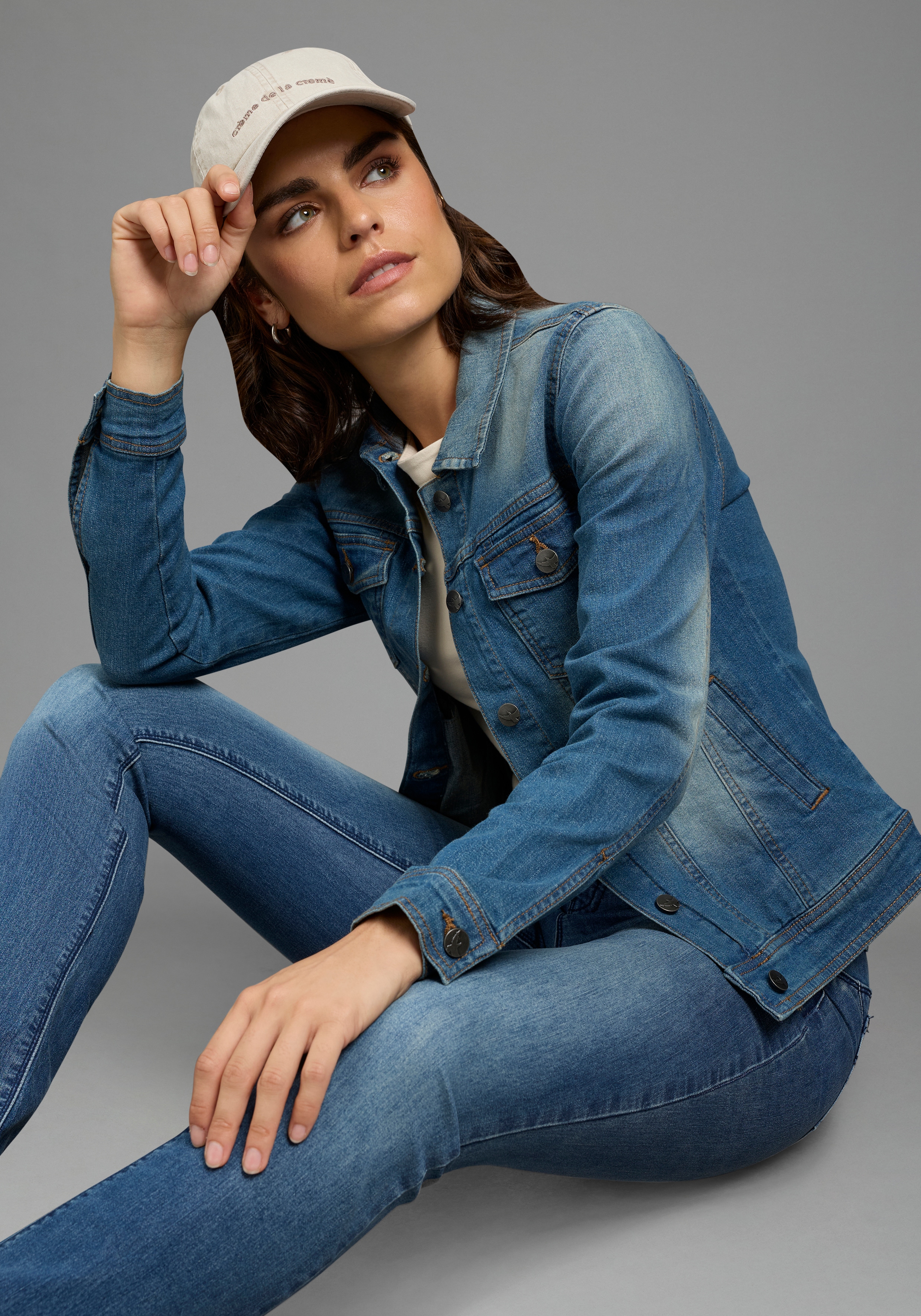 Arizona Jeansjacke aus Baumwollmischung, figurbetont, kurz geschnitten
