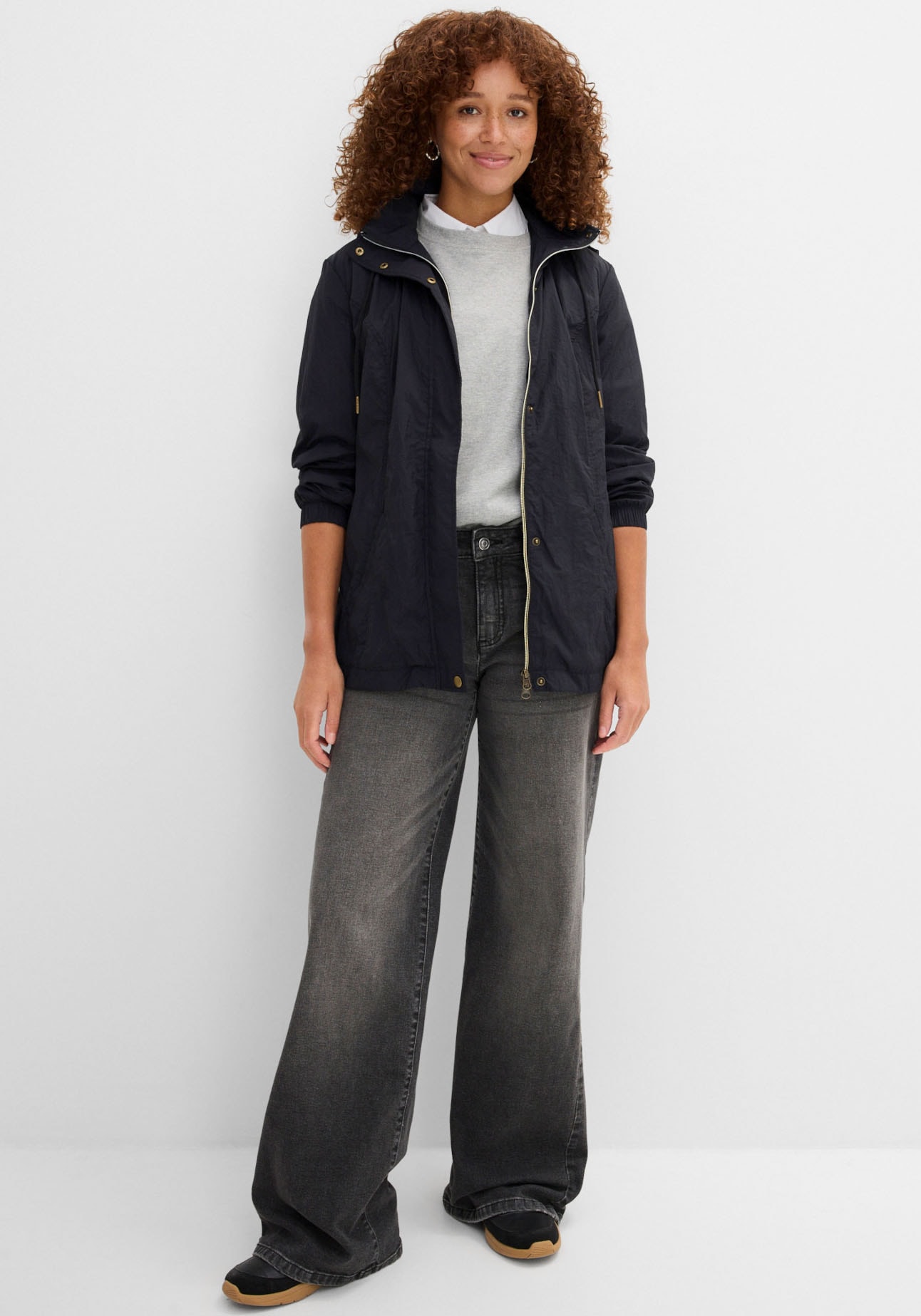 bonprix Allwetterjacke mit Kapuze sportlicher Stil, leichter Parka mit Kapuze, mit seitlichen Taschen