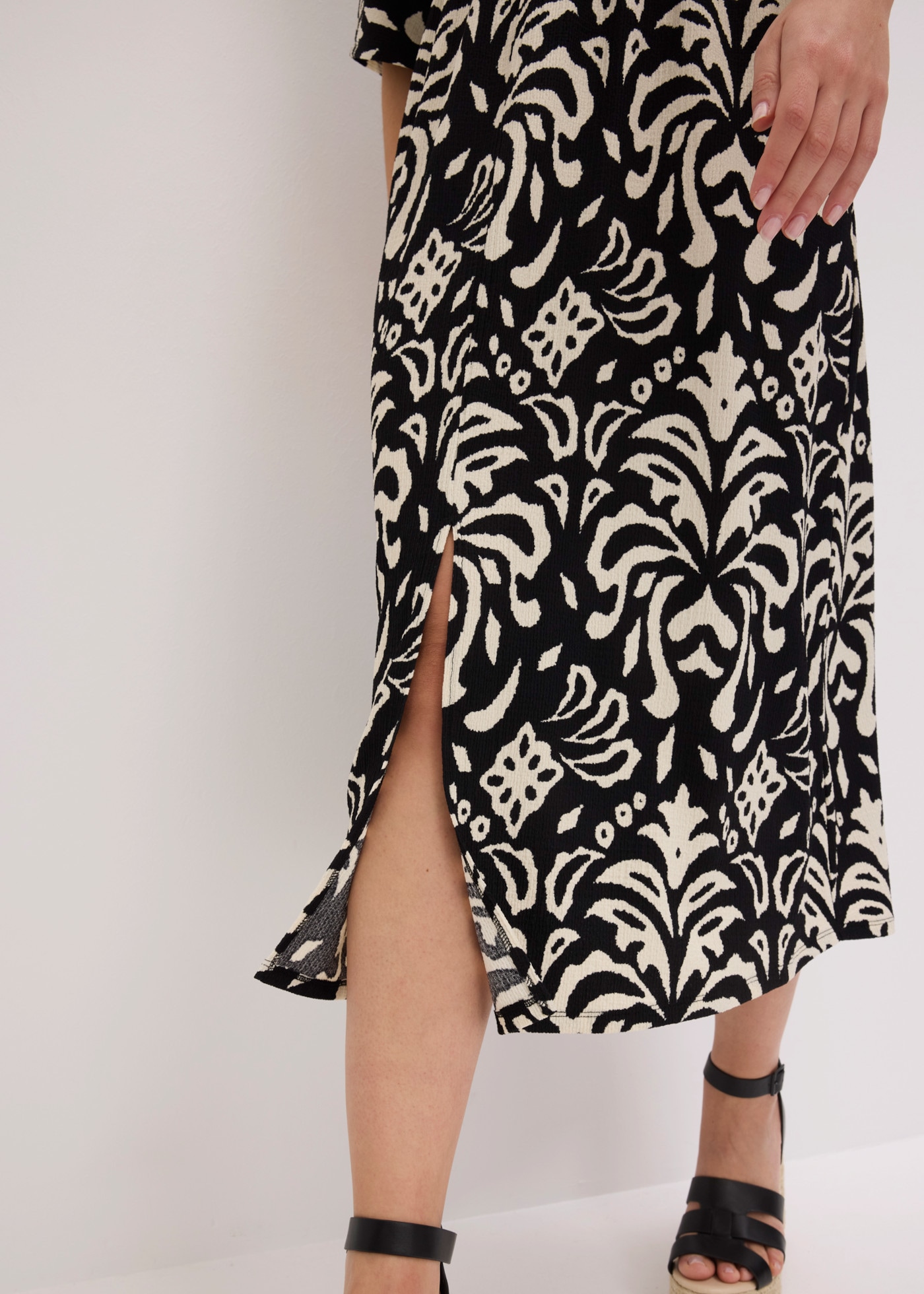 bonprix Jerseykleid eleganter Stil, tiefer V-Ausschnitt, mit modischem Druck