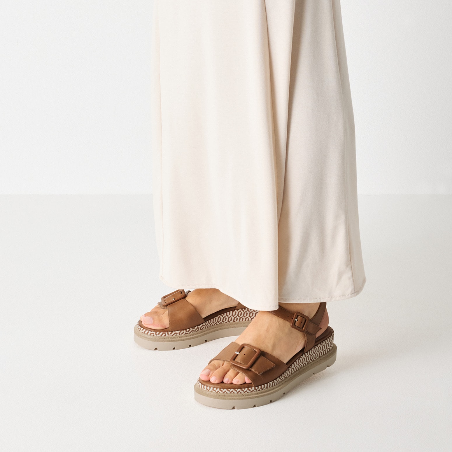 Tamaris Keilsandalette, Riemchensandale, Sommerschuh mit Muster am Plateau