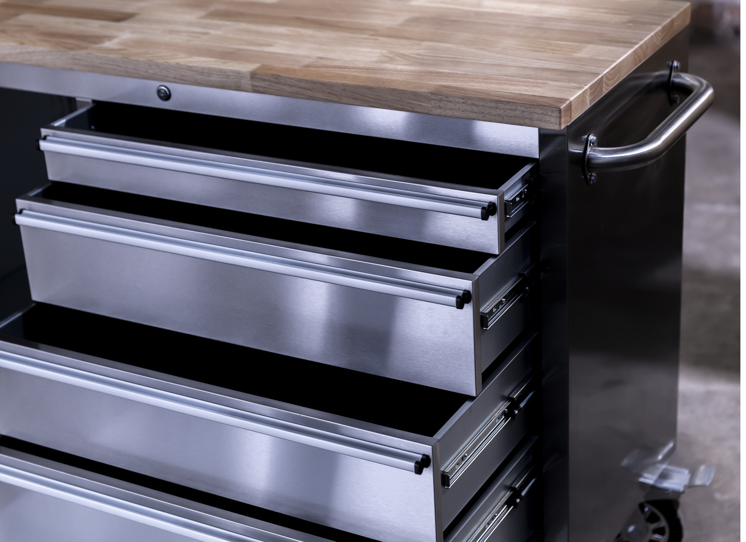 ONDIS24 Werkstattwagen »Werkzeugwagen aus Edelstahl mit 15 Schubladen« fahrbar, kugelgelagerten Schubladen, abschließbar, Massivholzplatte