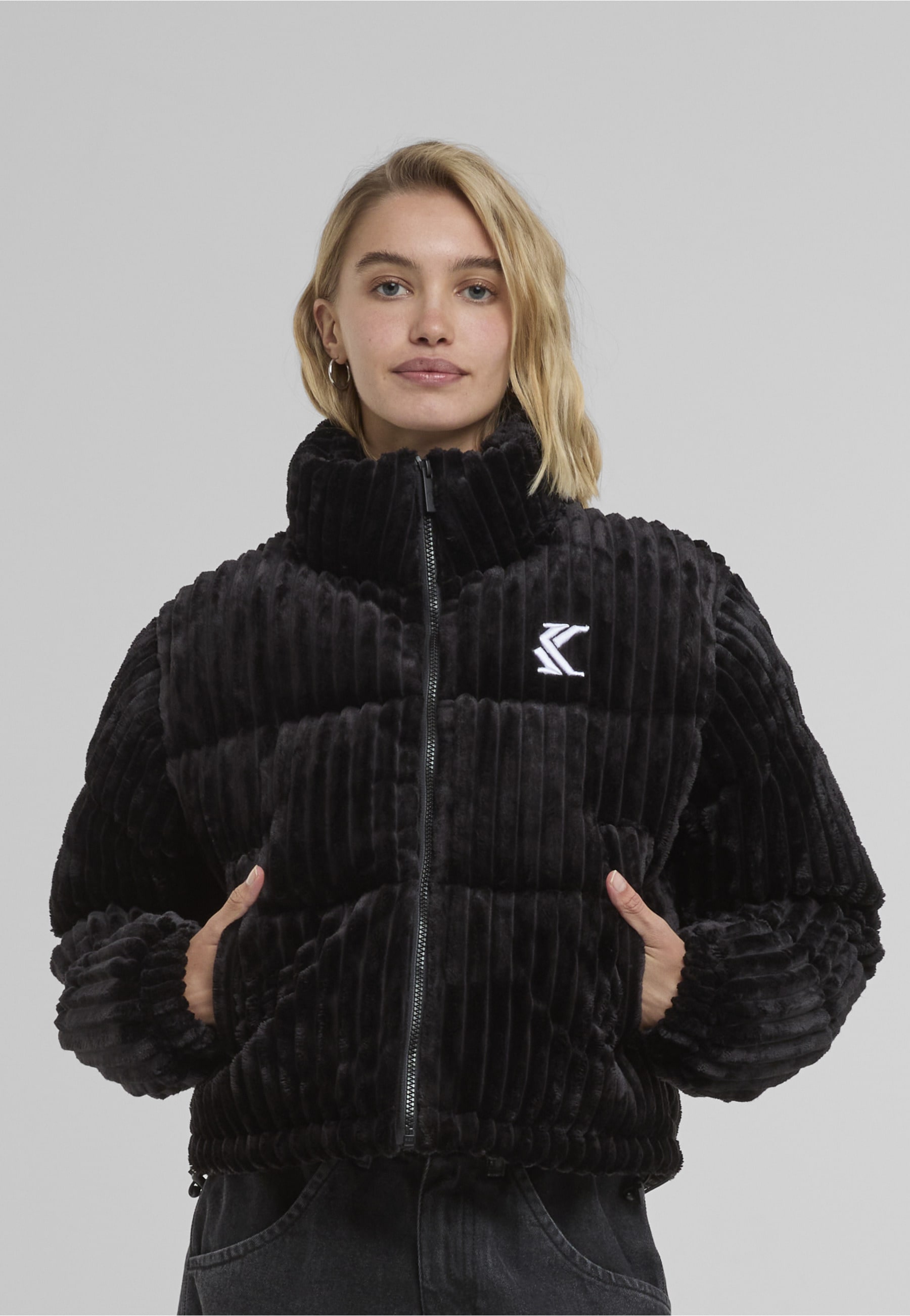 Karl Kani Winterjacke »Karl Kani KK Og Fuzzy Corduroy Short Puffer Jacket« 1 Stk. tlg. ohne Kapuze