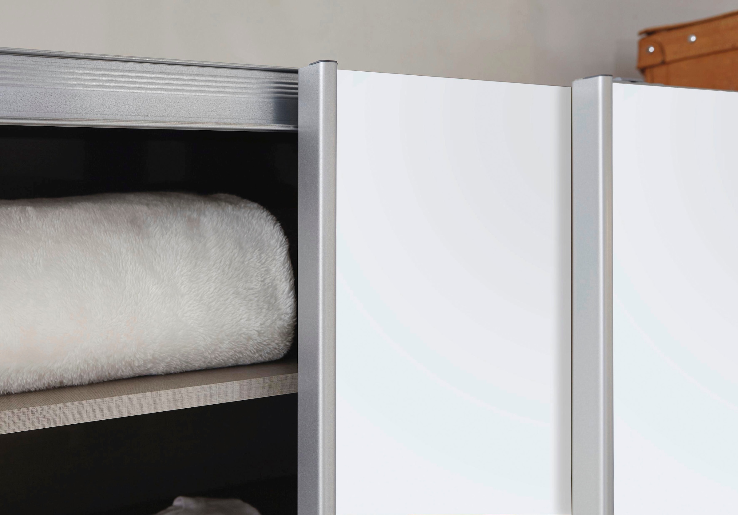 INOSIGN BY RAUCH Schwebetürenschrank »Kleiderschrank Schrank Garderobe Schlafzimmerschrank THANOS«, (in 3 verschiedenen Ausstattungen BASIC/CLASSIC/PREMIUM), Optional mit Spiegel, Metall-Griffleisten alufarben MADE IN GERMANY