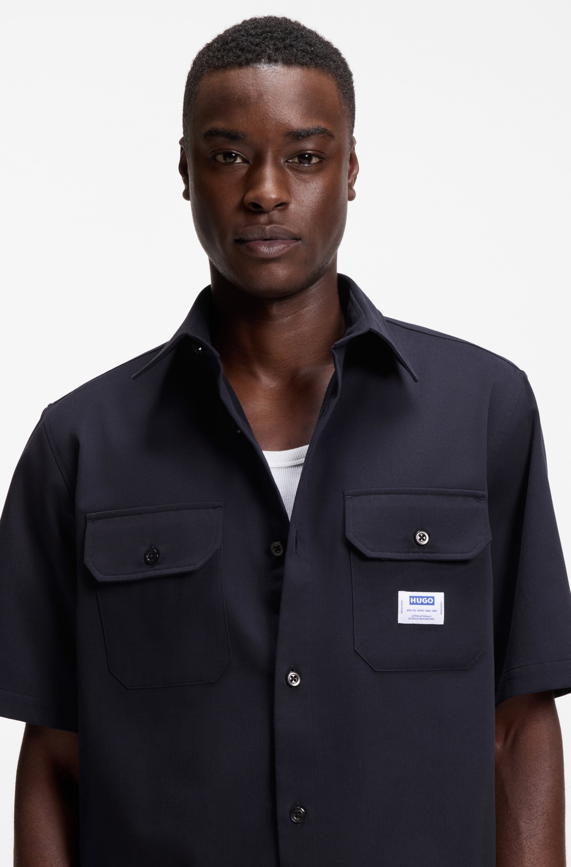 HUGO Blue Kurzarmhemd "Ekyno" mit kontrastfarbenem Logo-Badge auf der Brust günstig online kaufen