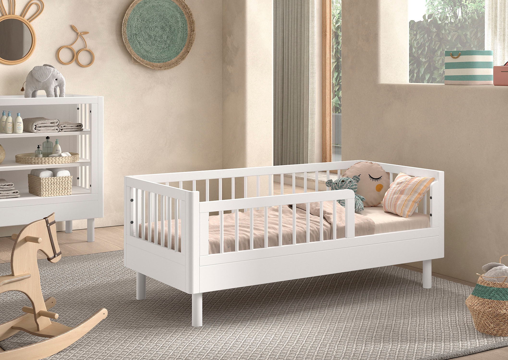 Vipack Kinderbett »Forrest Juniorbett 70/140 cm, mit Sprossen, Buche massiv«, (B/H/T ca.: 144x60x74 cm, mit Lattenrost, weiß lackiert), vorne mit Absturzschutz u. niedriger Betteinstieg