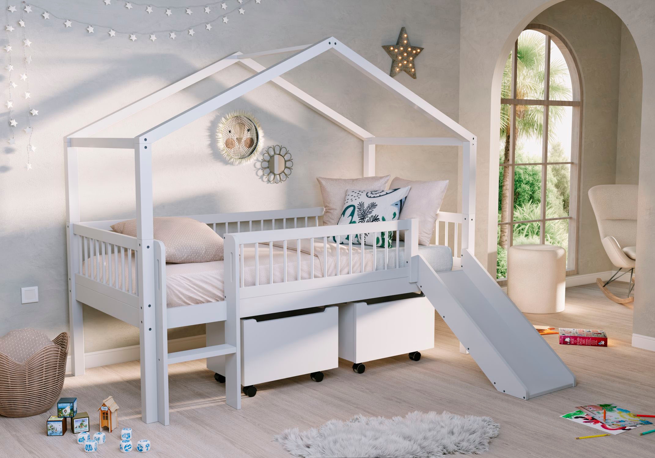 Vipack Hausbett »Inkl. Dachaufbau, Leiter, Rutsche und Rolllattenrost, Made in Europe« wahlweise mit und ohne dekorativem Textilhimmel erhältlich,  hochwertig und stabil bebaut, Buche massiv weiß lackiert