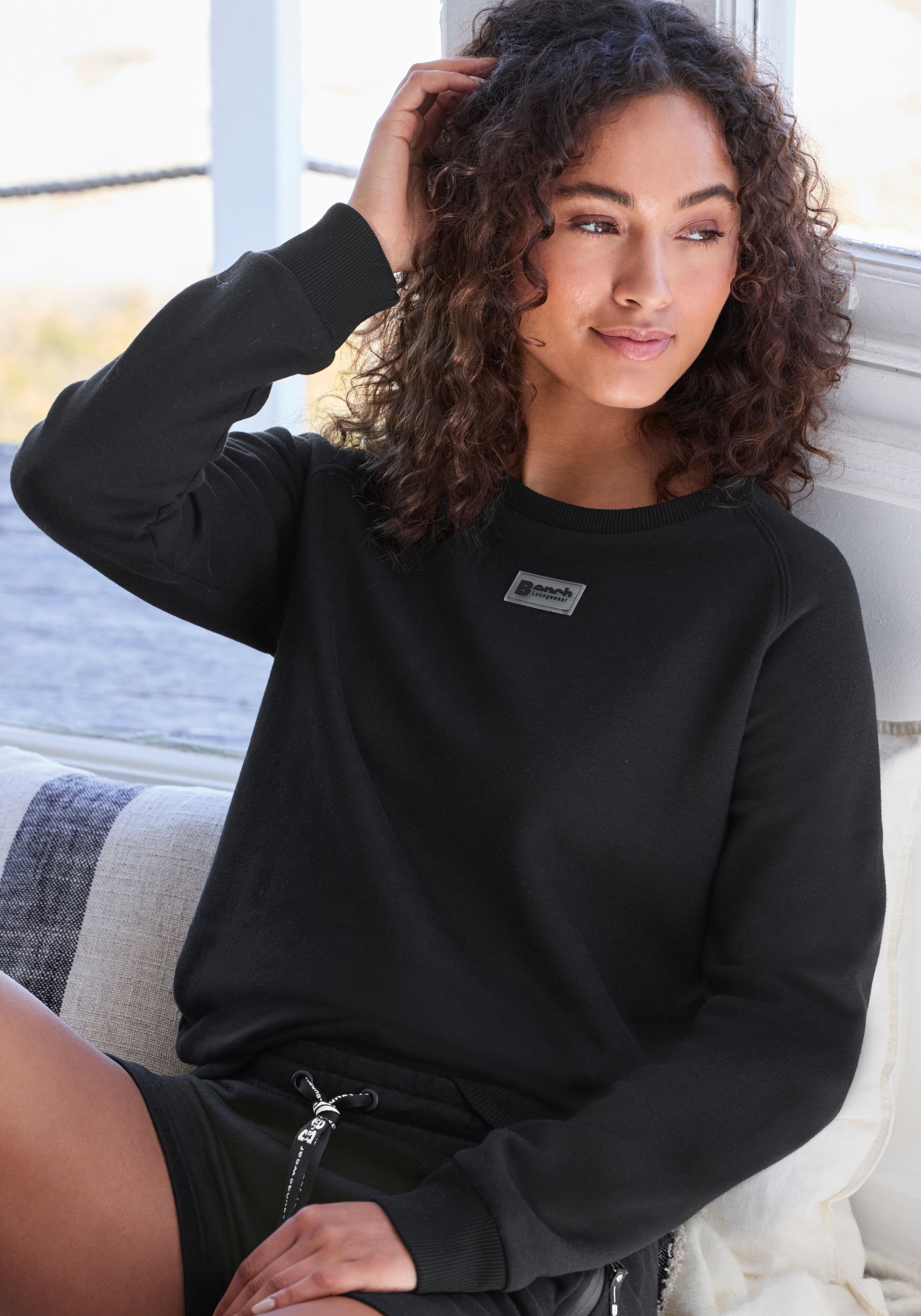 Bench. Loungewear Sweatshirt, mit kleinem Logo Detail günstig online kaufen