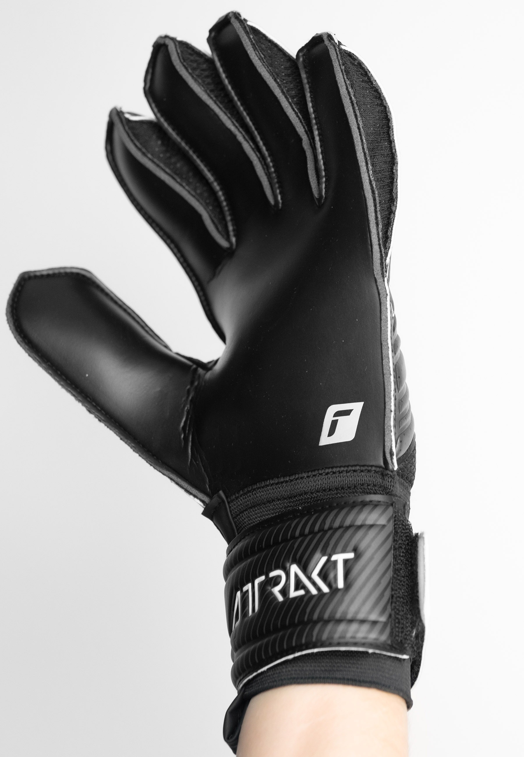 Reusch Torwarthandschuhe »Attrakt Solid«, für alle Spielfeldoberflächen