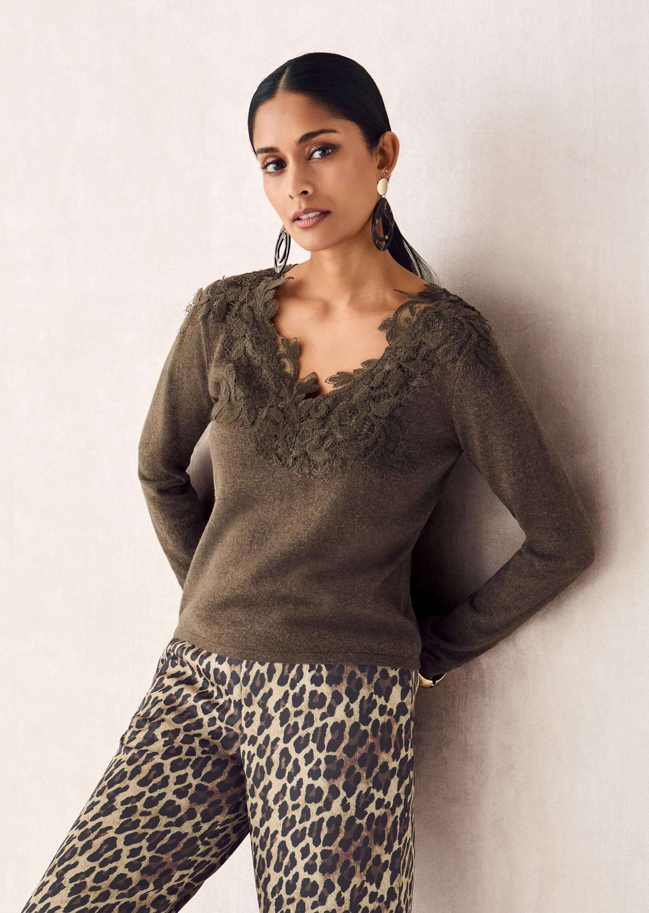 MADELEINE Longpullover »Pullover Feinstrickpullover mit Spitzenbesatz«