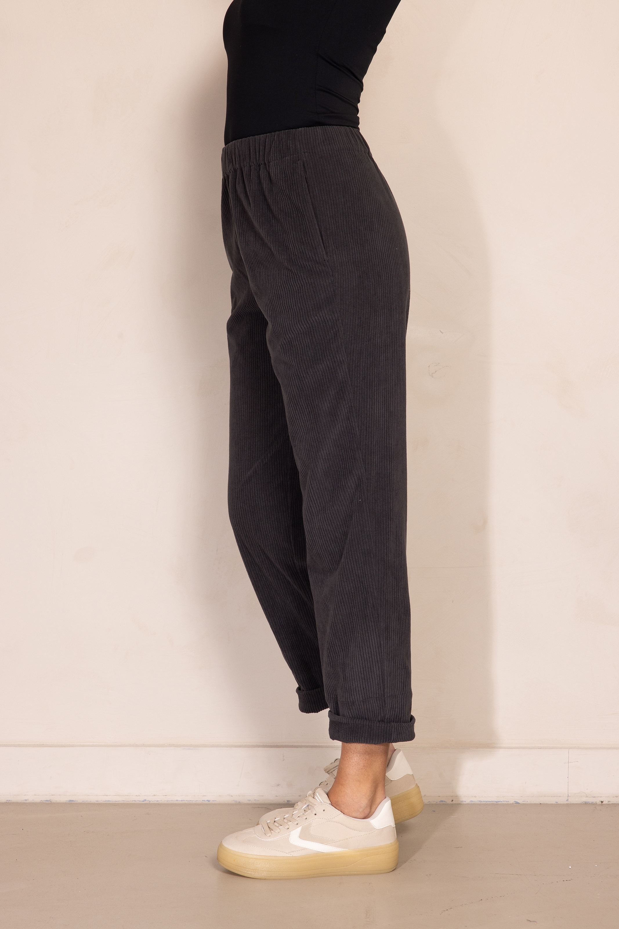 Zhrill Cordhose »ZHPIA«, mit aufgesticktem Logo-Detail auf der linken Seite, bequeme Passform
