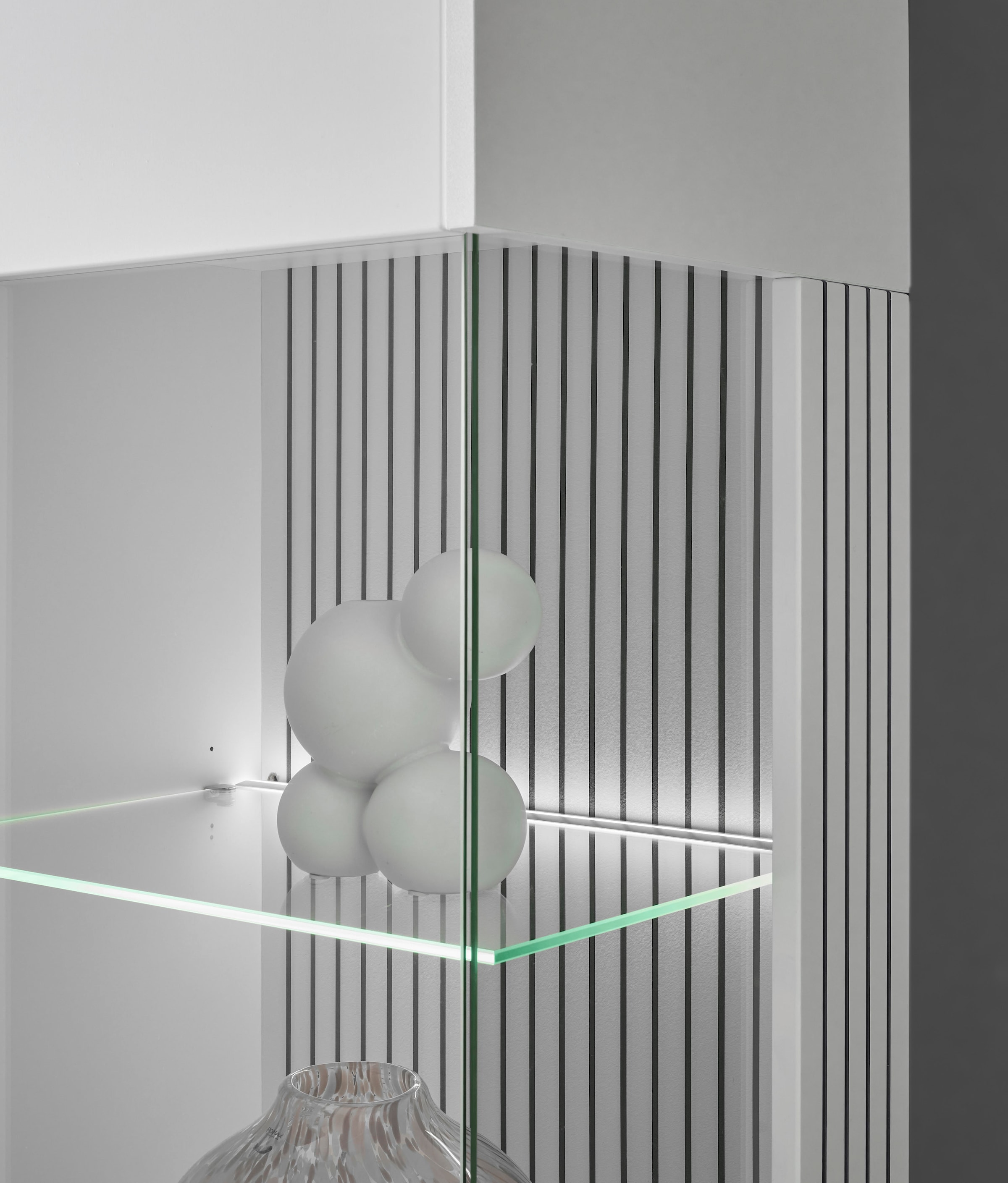 INOSIGN Vitrine »Hudson, Stauraumvitrine, Standvitrine«, in moderner Trendfarbe, Griffe aus Metall (Schwarz), Höhe 125 cm