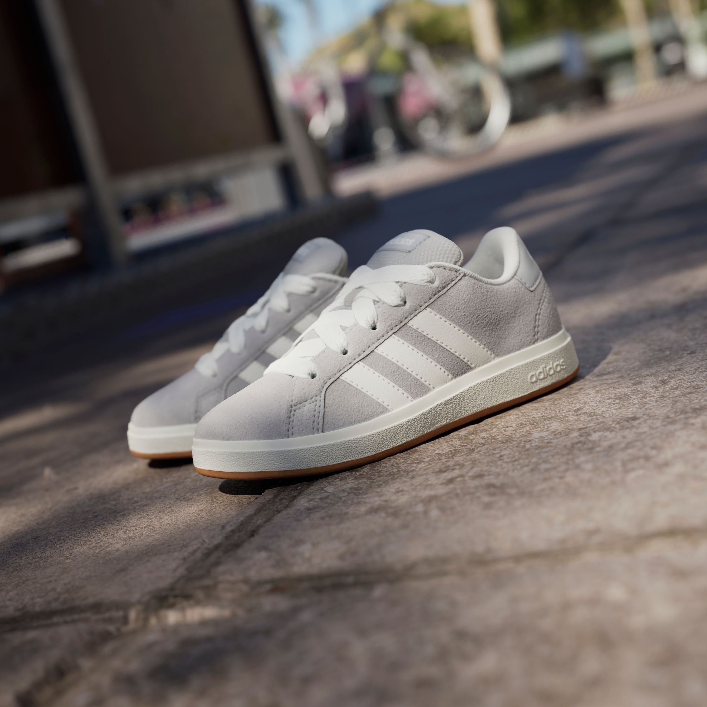 adidas Sportswear Sneaker »GRAND COURT 00S KIDS«, Design auf den Spuren des adidas Superstar