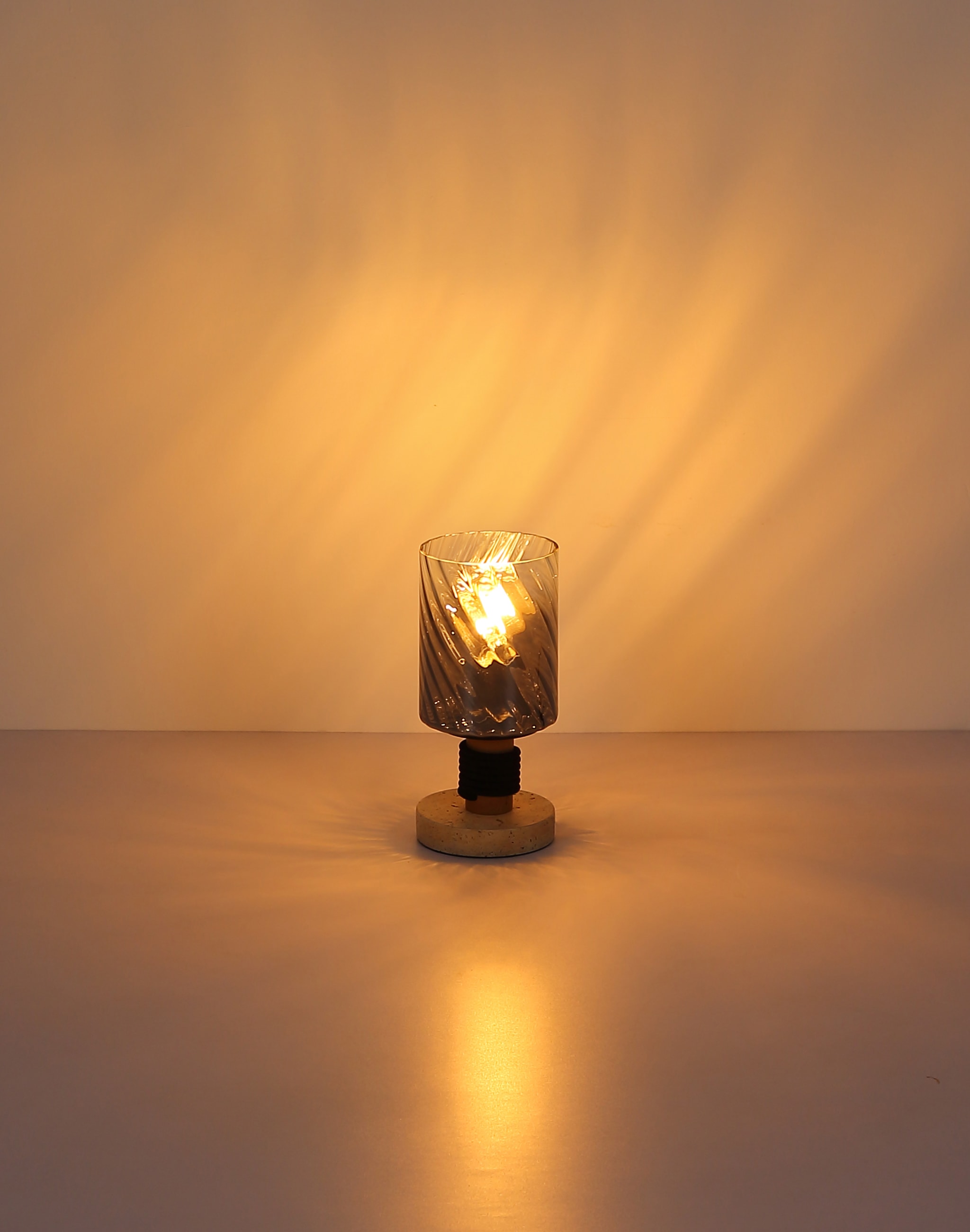 GLOBO LIGHTING Tischleuchte »OSBORNE« E27 1 Stk. Tischleuchte Beton/Holz, Rauchglas, Wippschalter, E27