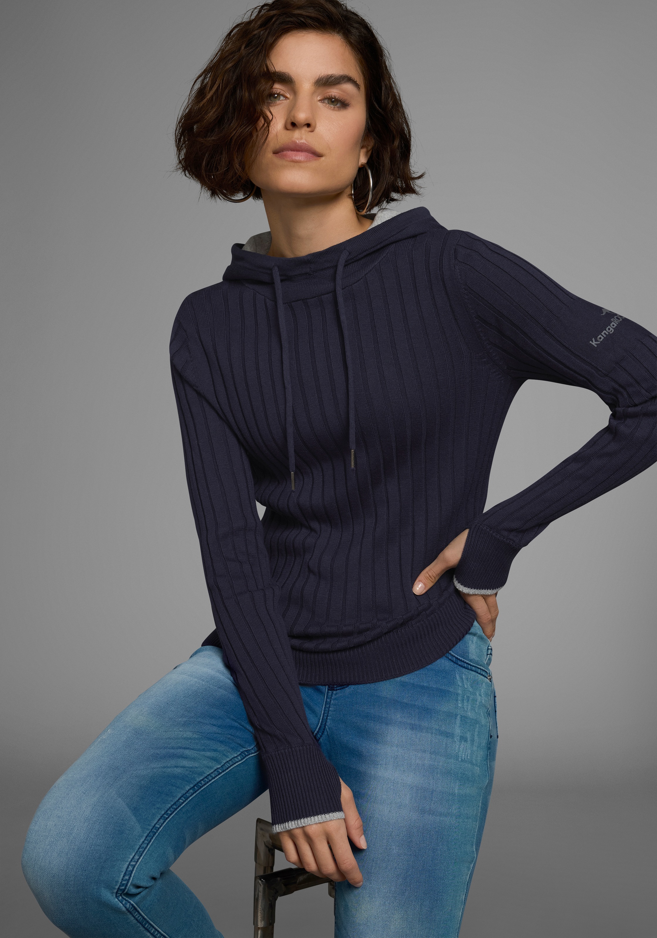 KangaROOS Strickpullover, mit kontrastfarbener Kapuzeninnenseite und Logodr günstig online kaufen