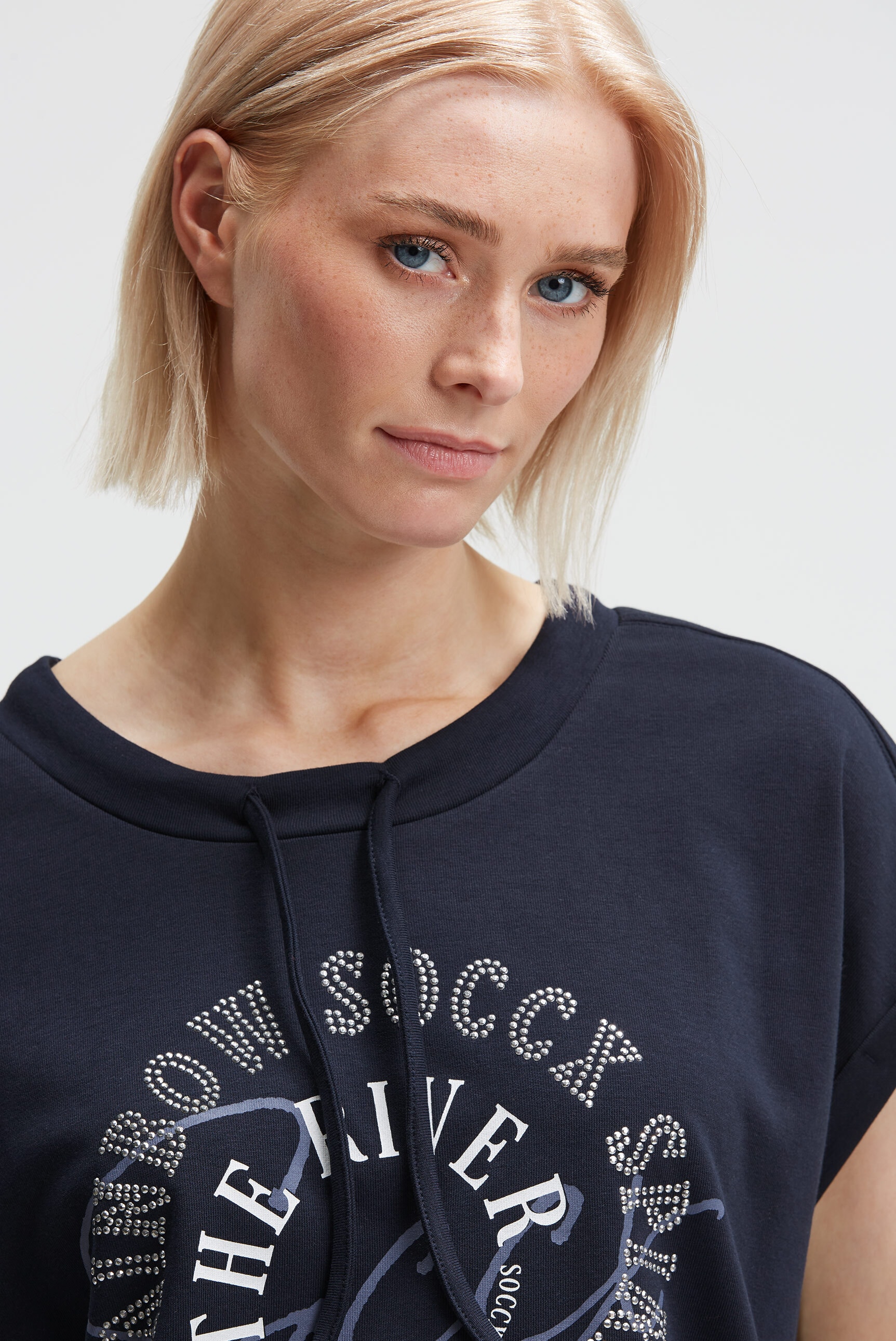 SOCCX Rundhalsshirt mit Seitenschlitze