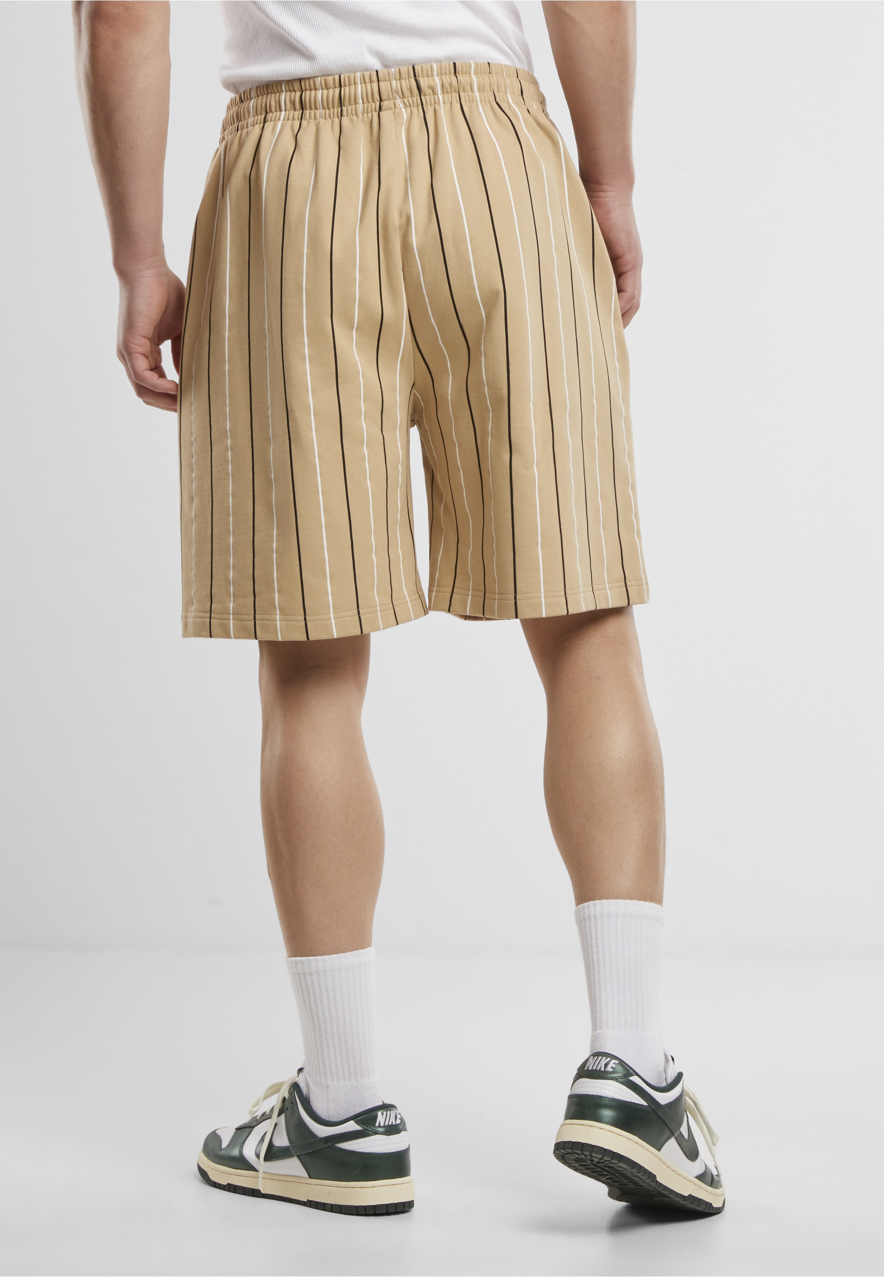 URBAN CLASSICS Sweatshorts »Urban Classics Printed Pinstripe Shorts«