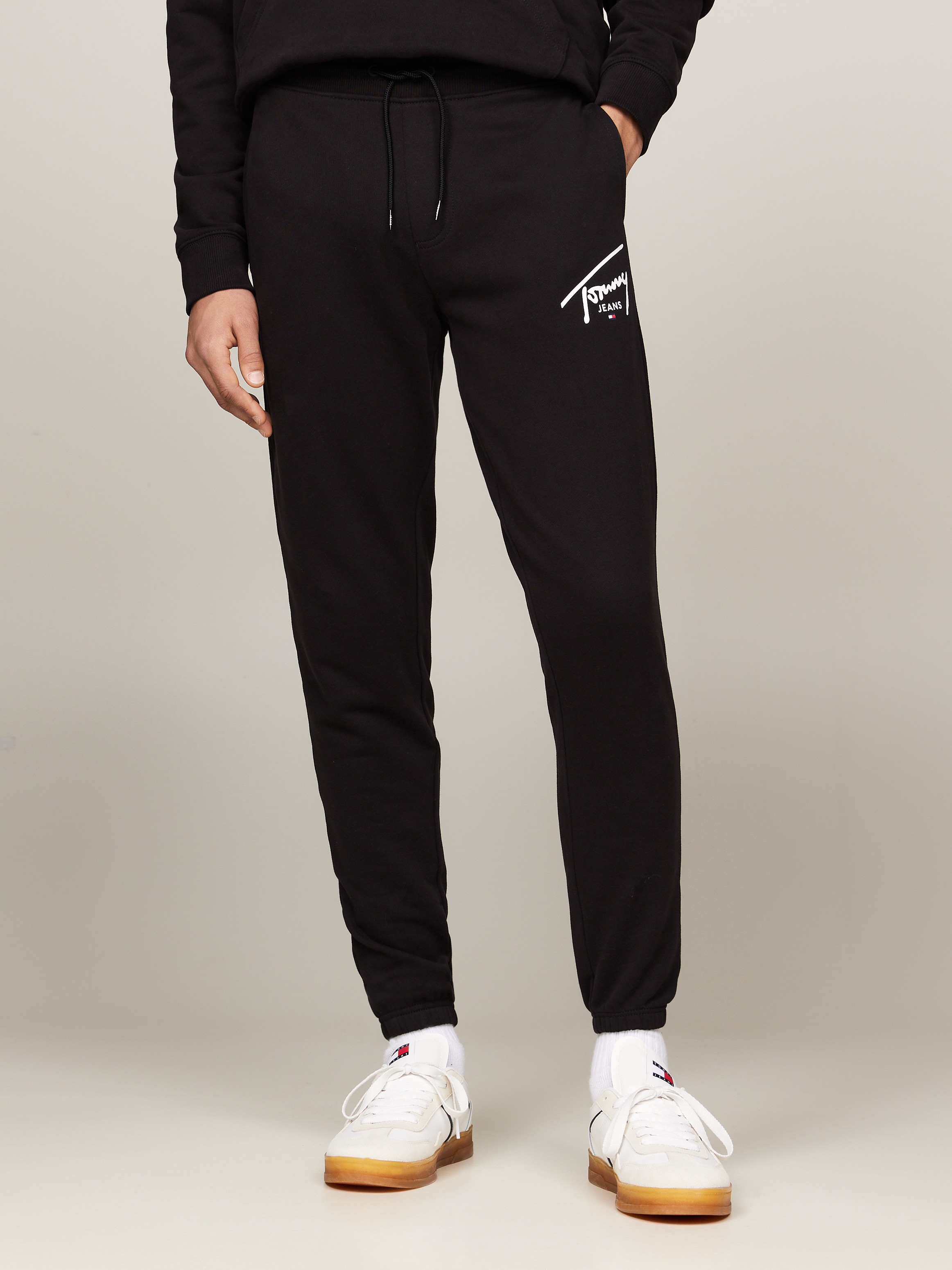 Tommy Jeans Jogginghose »TJM SLIM ENTRY GRAPHIC SWEATPANT«, mit Logoschriftzug