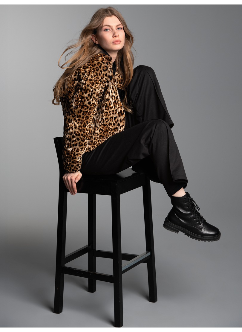 Thumbnail - Trigema Sweatjacke "TRIGEMA Steppjacke mit Allover-Leo-Print" 1 Stk.