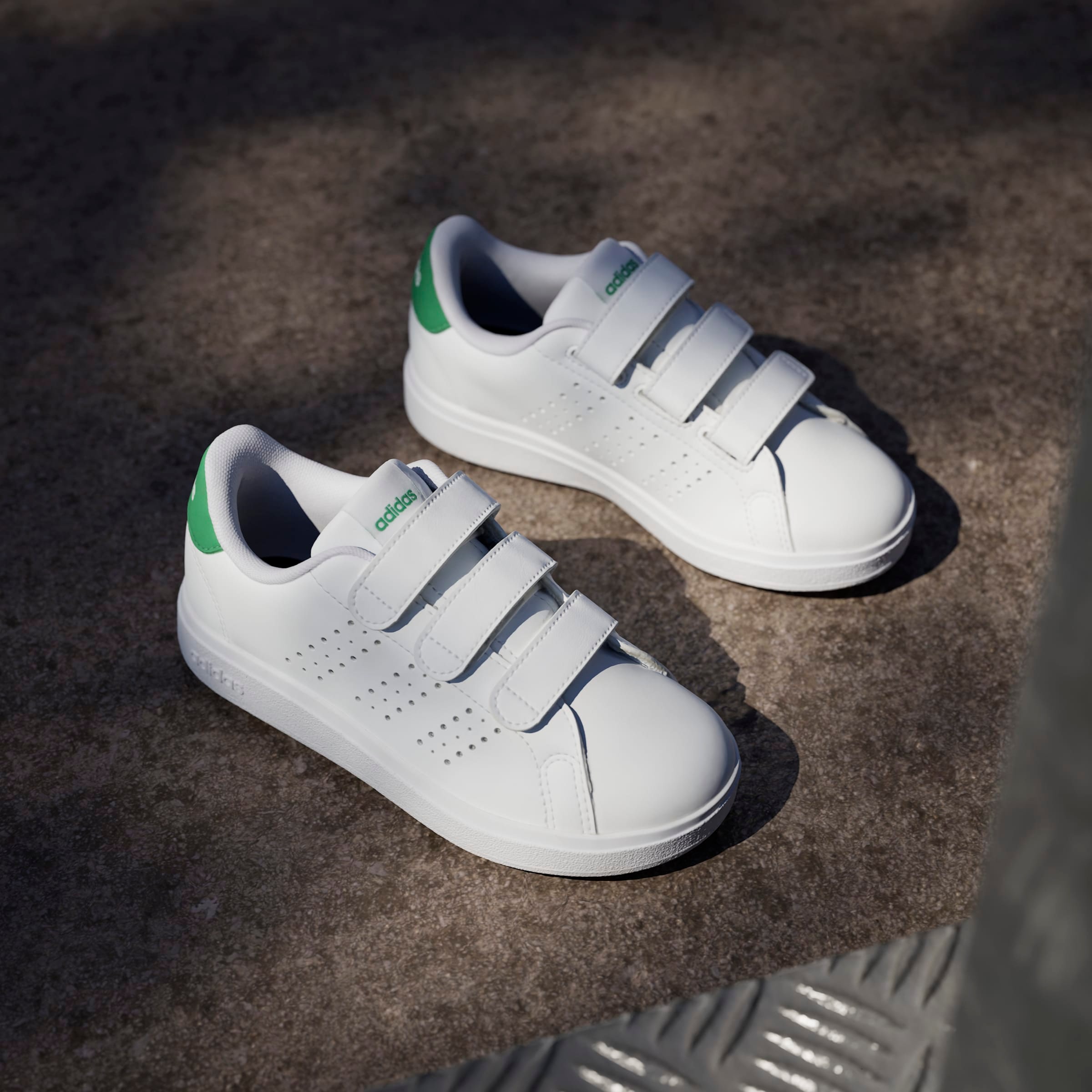 adidas Sportswear Klettschuh »ADVANTAGE BASE 2.0 KIDS«  Design auf den Spuren des adidas Stan Smith, für Kinder & Jugendliche