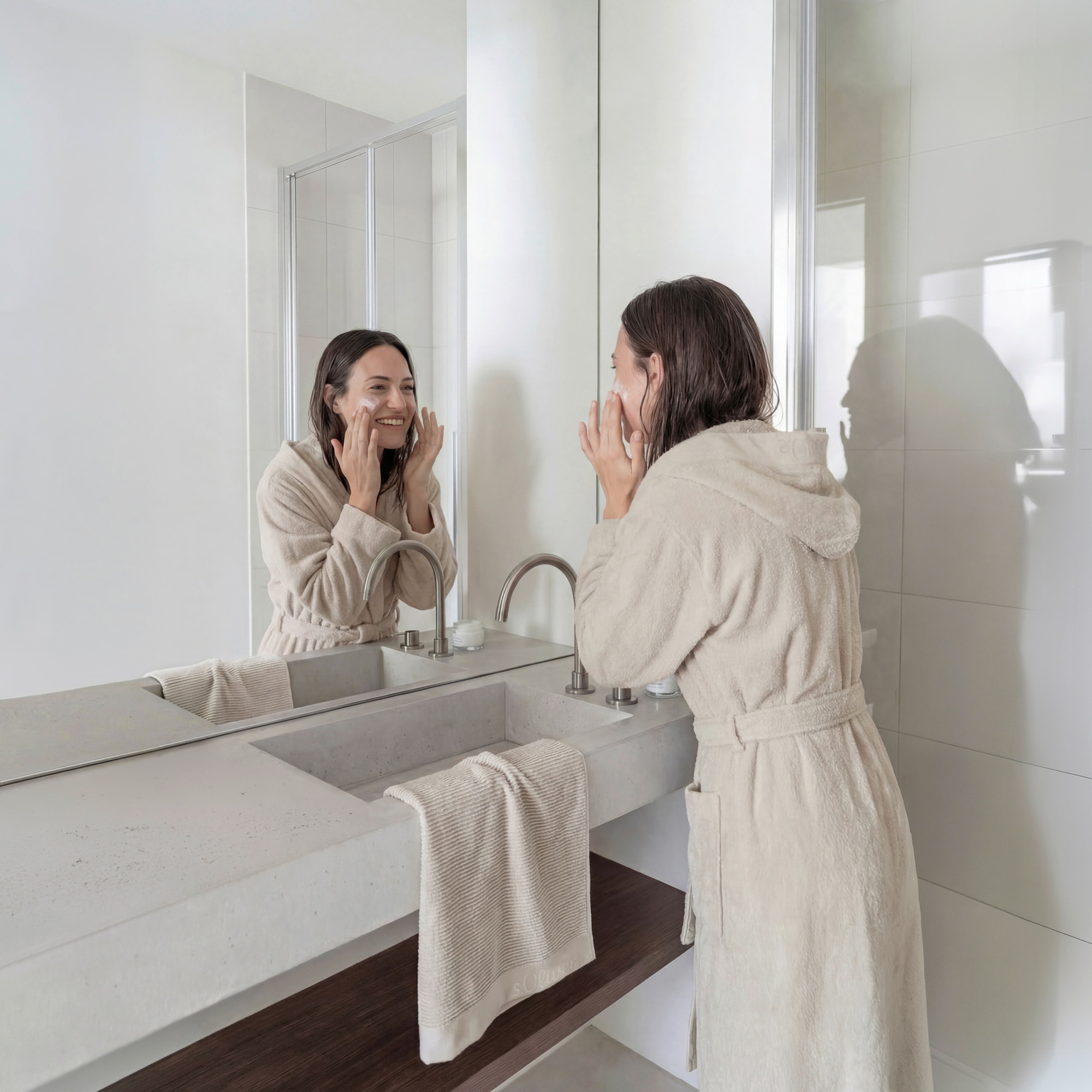 s.Oliver Bademantel »s. Oliver Bademantel, ideal für Sauna & Spa, Hotelbademantel« 1 Stk. Kapuze mit dezenter Logoeinwebung