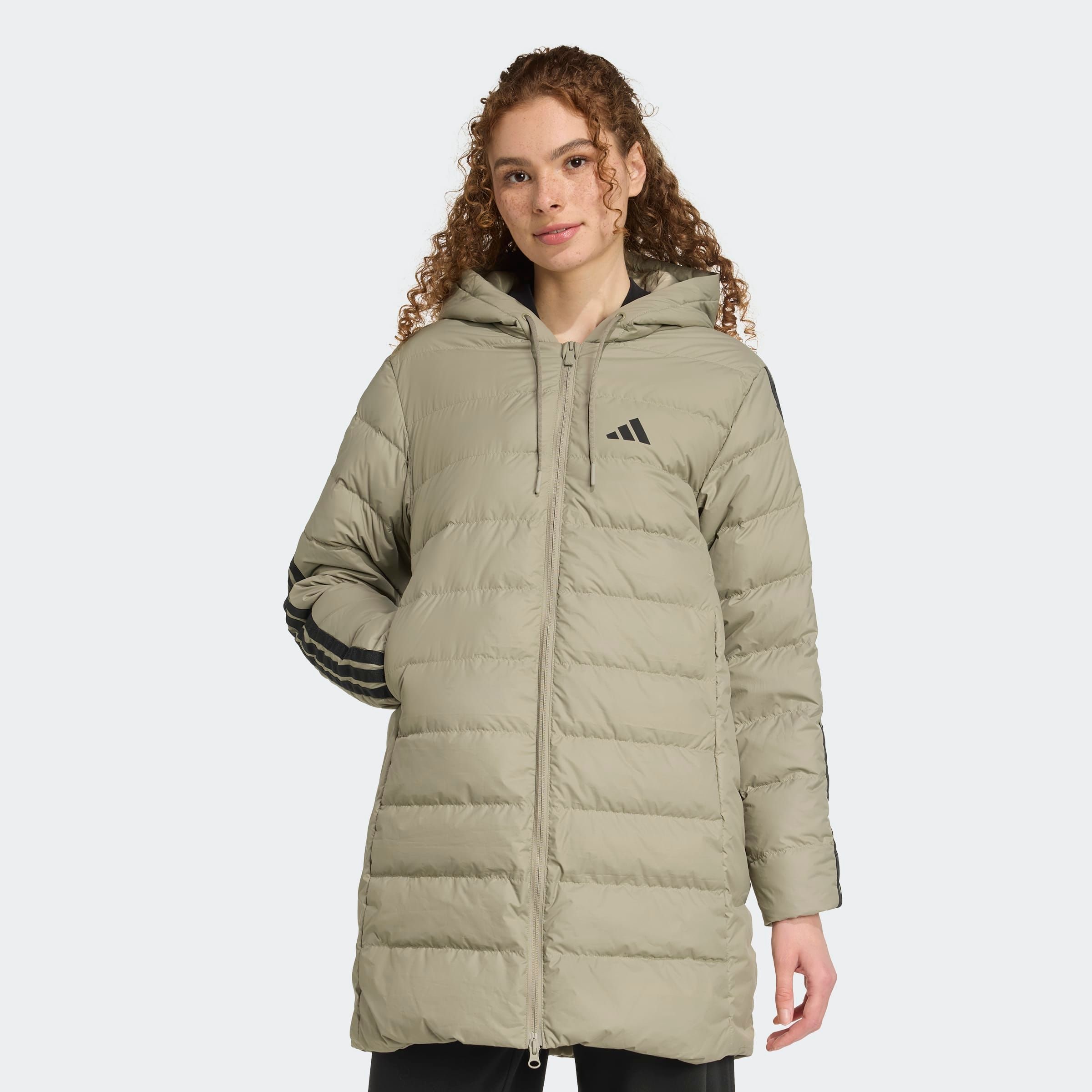adidas Sportswear Daunenjacke "ESSENTIALS CLIMAWARM 3-STREIFEN LIGHT DAUNENPARKA MIT KAPUZE" für Erwachsene, mit wärmender Wattierung aus Entendaune und Federn