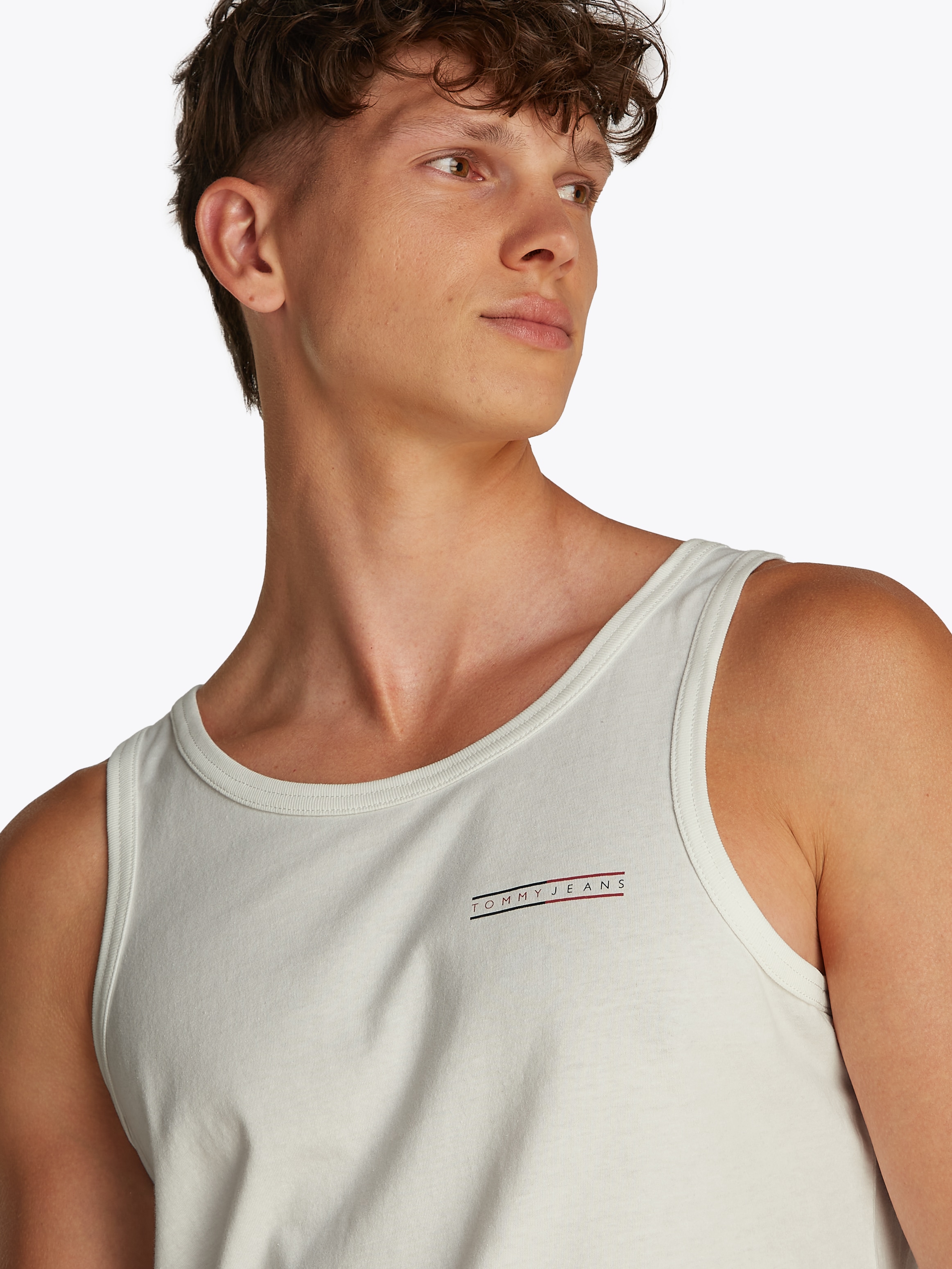 Tommy Jeans Muskelshirt »TJM SLIM ENTRY GRAPHIC TANK EXT«, Mit tiefem Rundhalsausschnitt