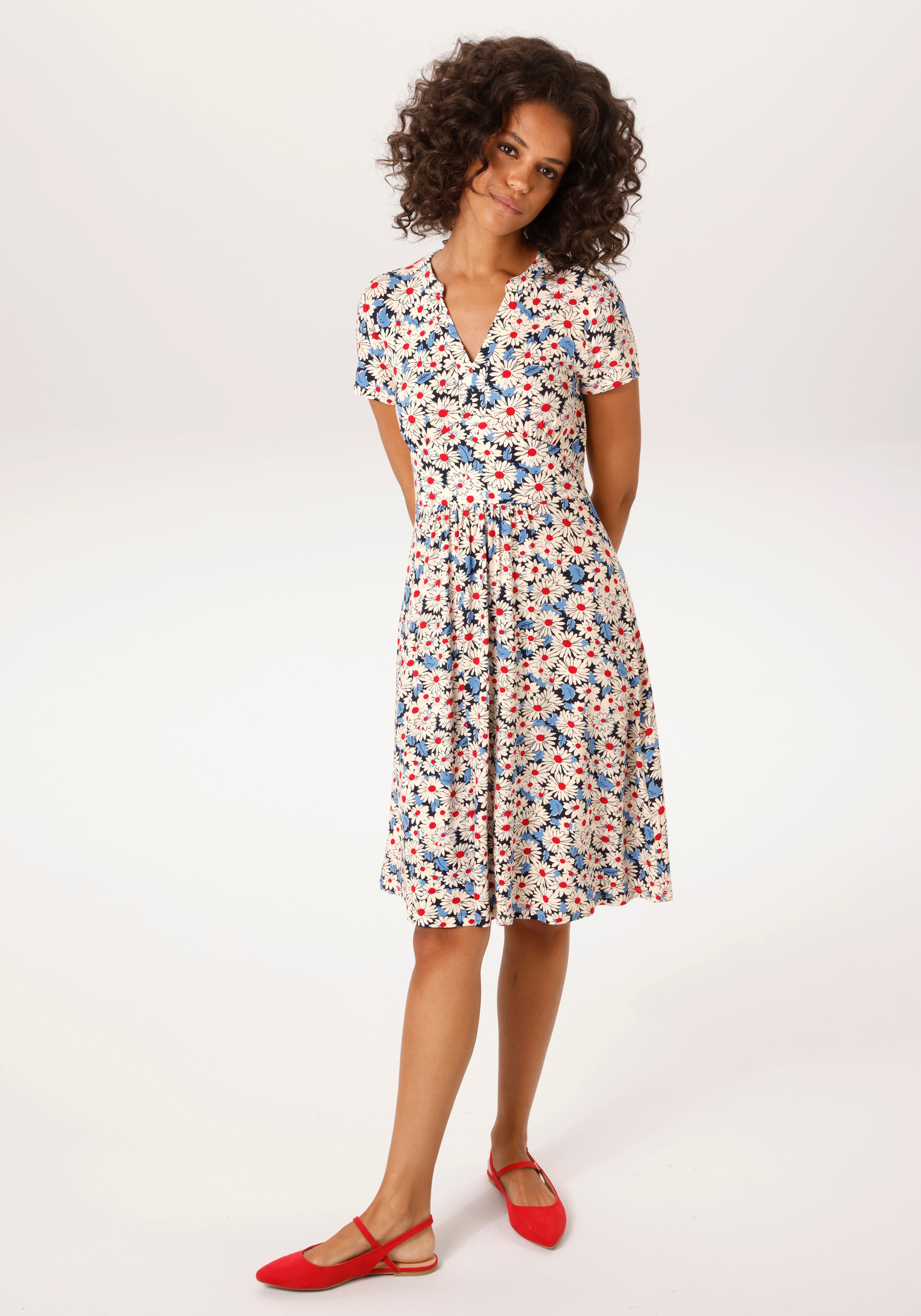 Aniston CASUAL Sommerkleid, allover mit Blüten bedruckt