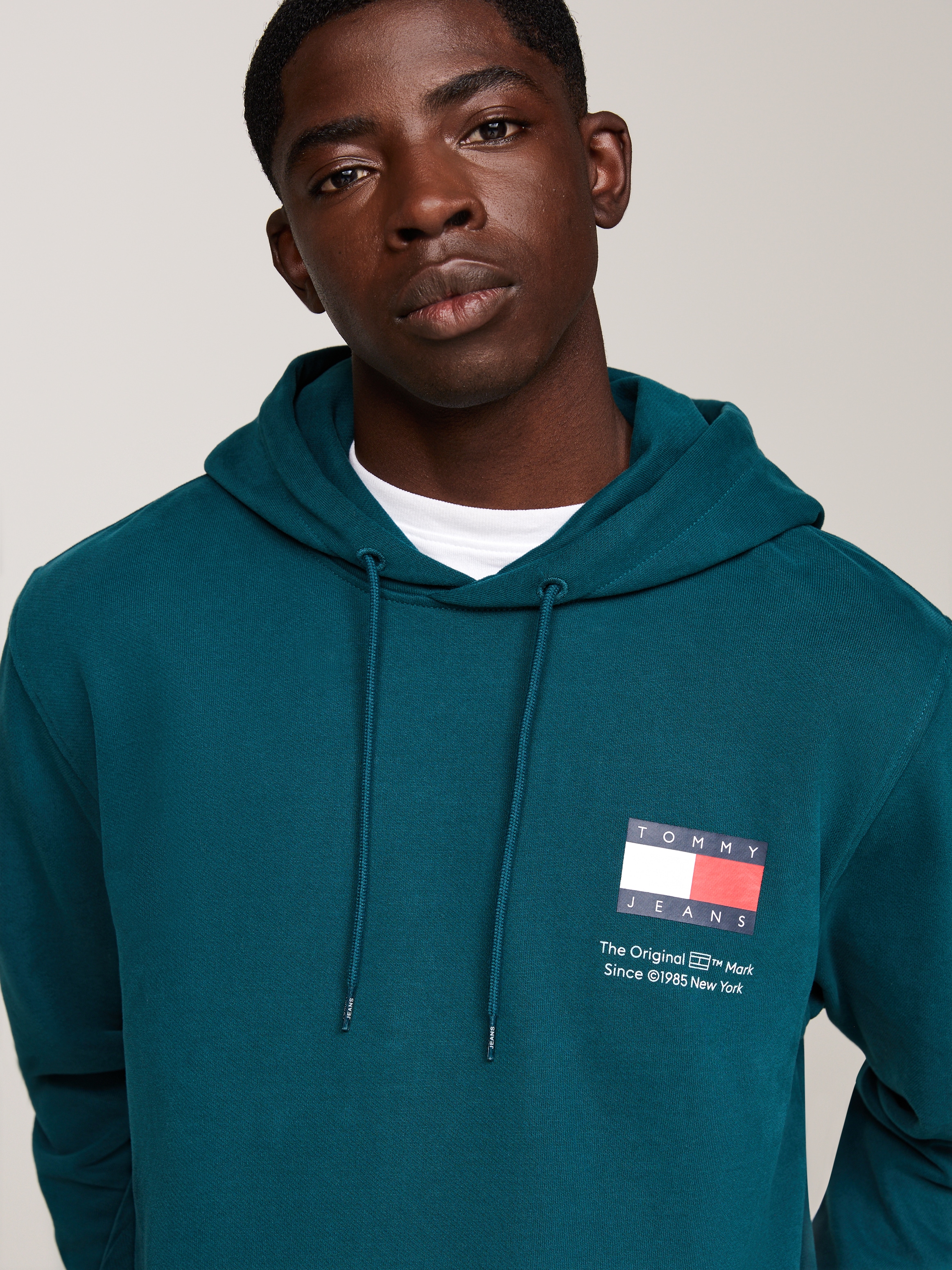 Tommy Jeans Sweatshirt »TJM REG ESSENTIAL FLAG HOOD EXT«, mit bedruckten Markenlogo auf Brusthöhe