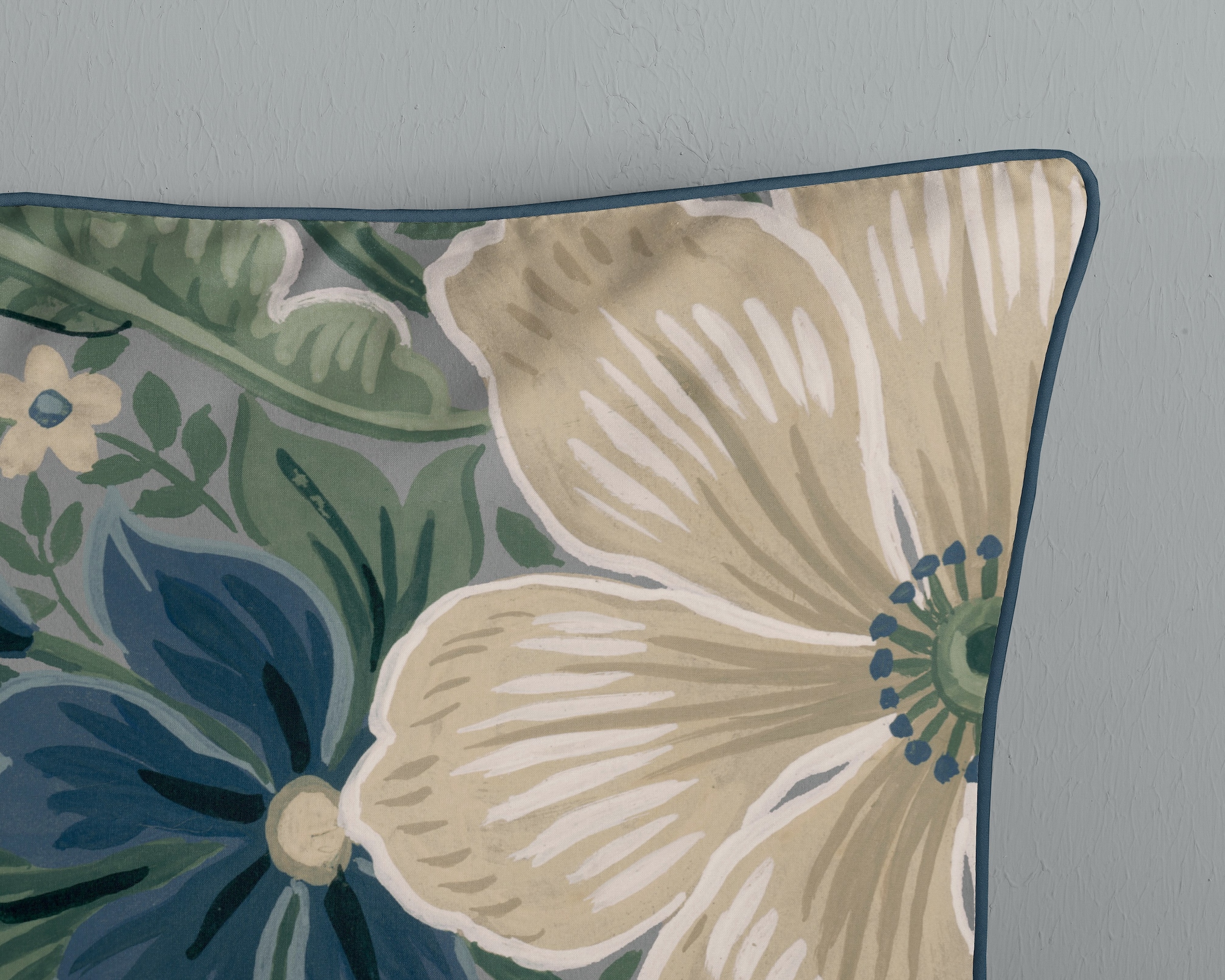 Descanso Wendebettwäsche »Alessia« 2 Stk. tlg. Satin, Reißverschluss, Paspel, Biese, Wendeoptik, Luxe, Blume