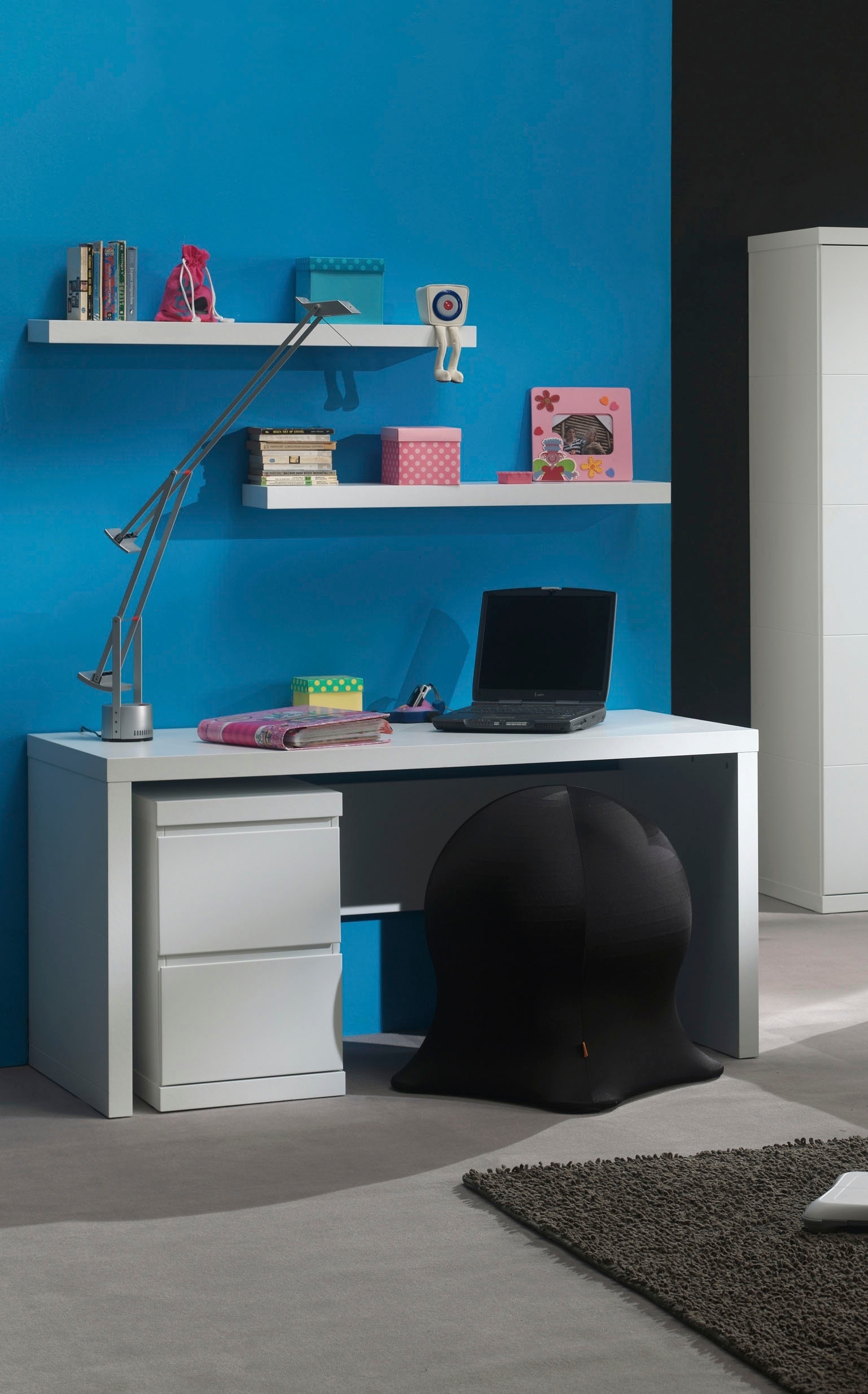 Vipack Schreibtisch, (Made in Europe), Moderne Optik, mit großer Arbeitsfläche und Stauraum