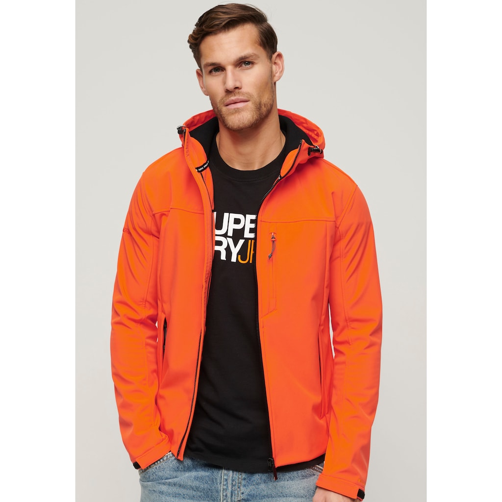 Superdry Softshelljacke »SD-HOODED SOFT SHELL TREKKER JKT«, mit Kapuze