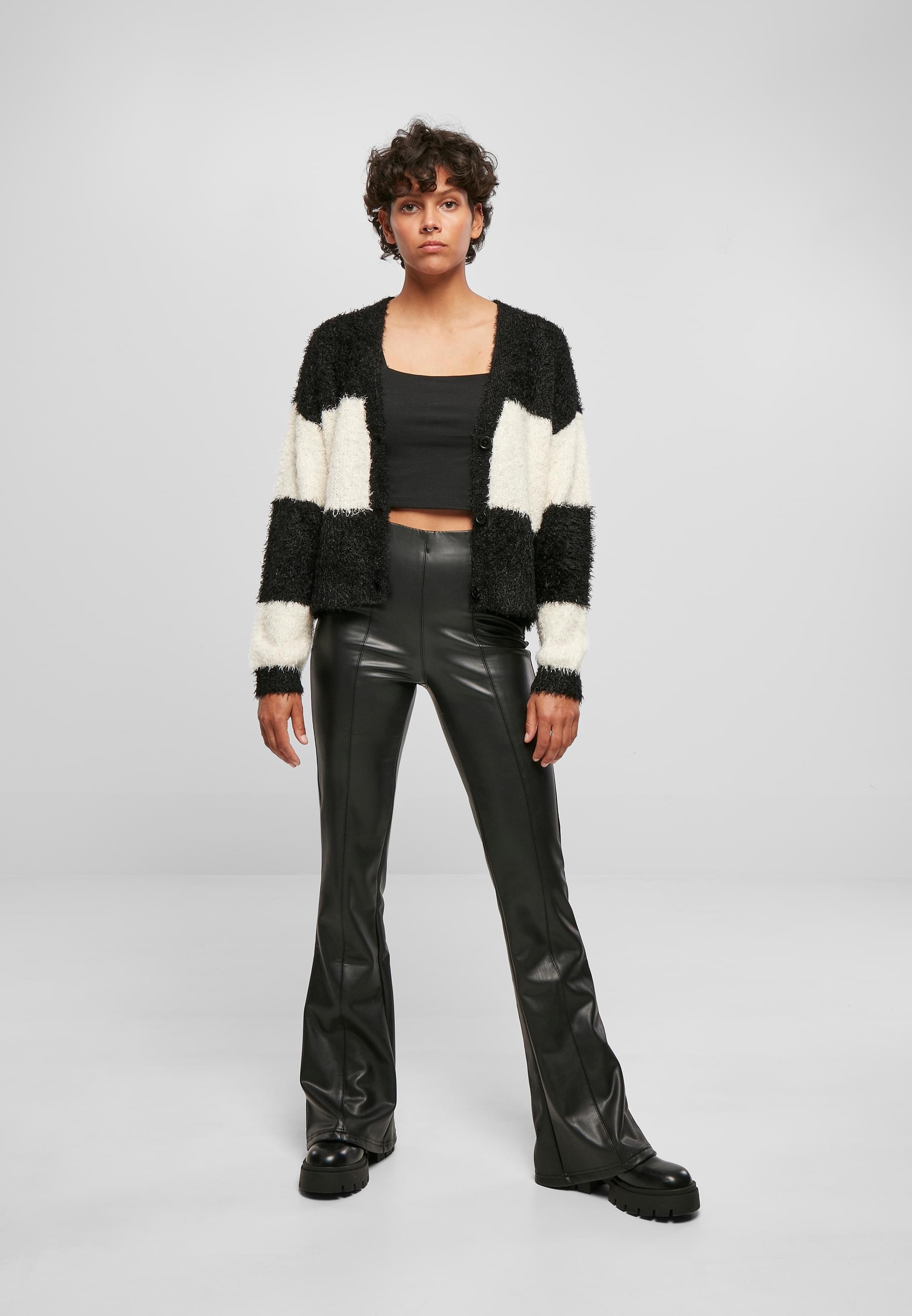 URBAN CLASSICS Strickjacke »Urban Classics Damen Ladies Short Oversized Feather Cardigan«