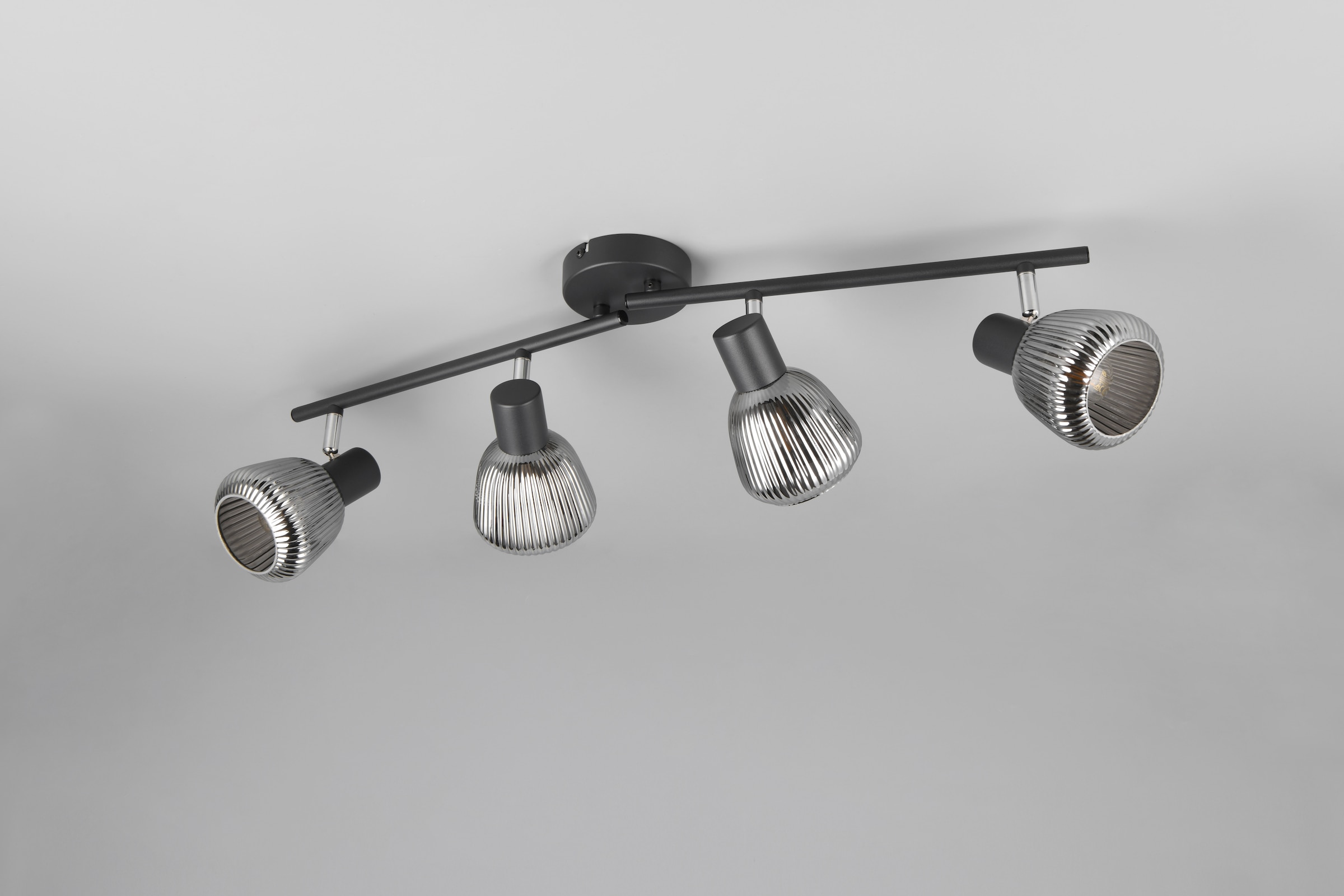 TRIO Leuchten Deckenstrahler »TARIFA, 4-flammiger Deckenspot mit Glasschirm, exkl 4xE14 max 10W«, 4 flammig, Leuchtmittel E14 | Leuchtmittel wechselbar, Glasschirm in Riffeloptik leicht verspiegelt, verstellbare Spots