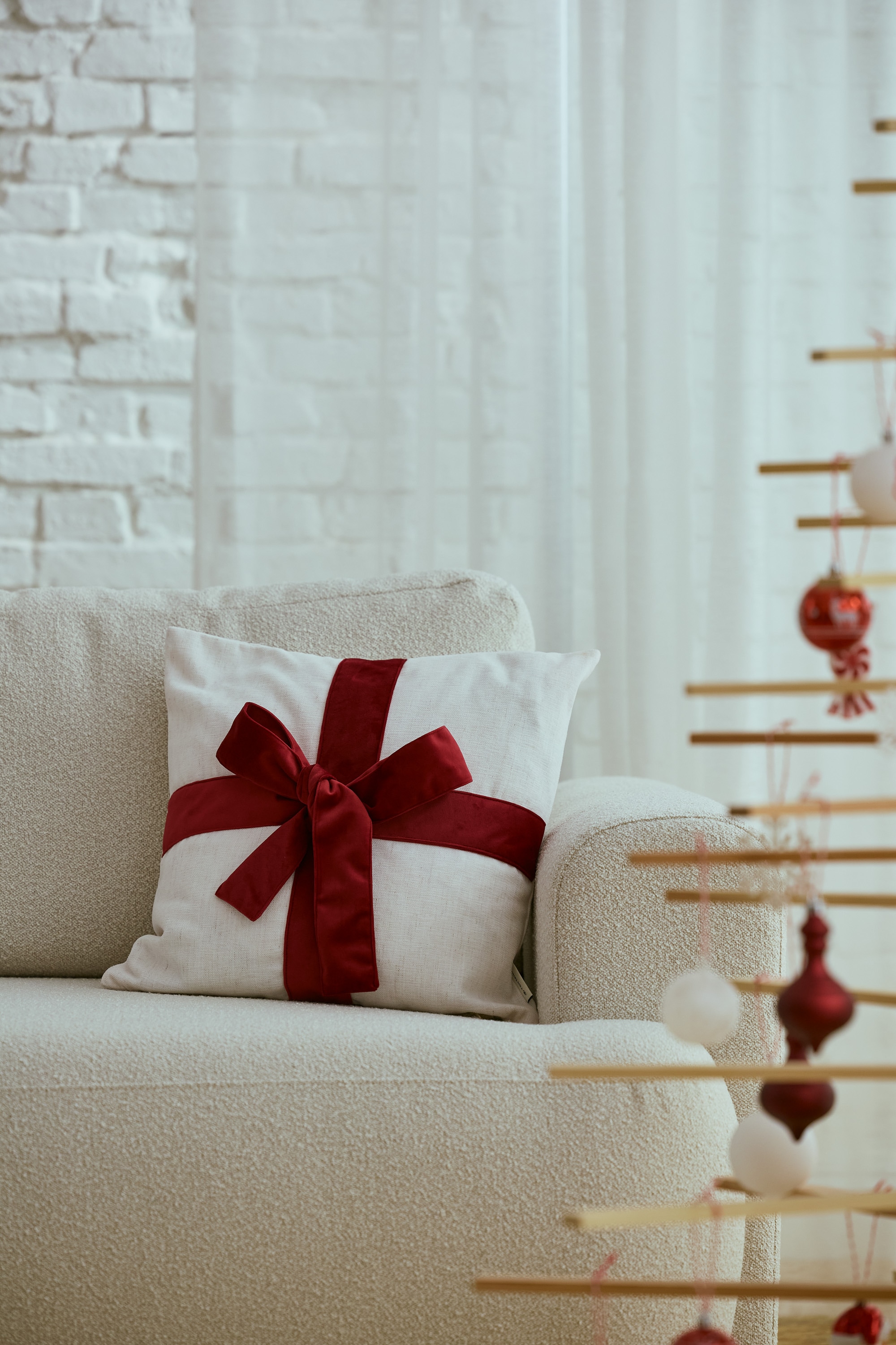 TOM TAILOR HOME Dekokissen »Present«, mit aufgesetzter Geschenkschleife