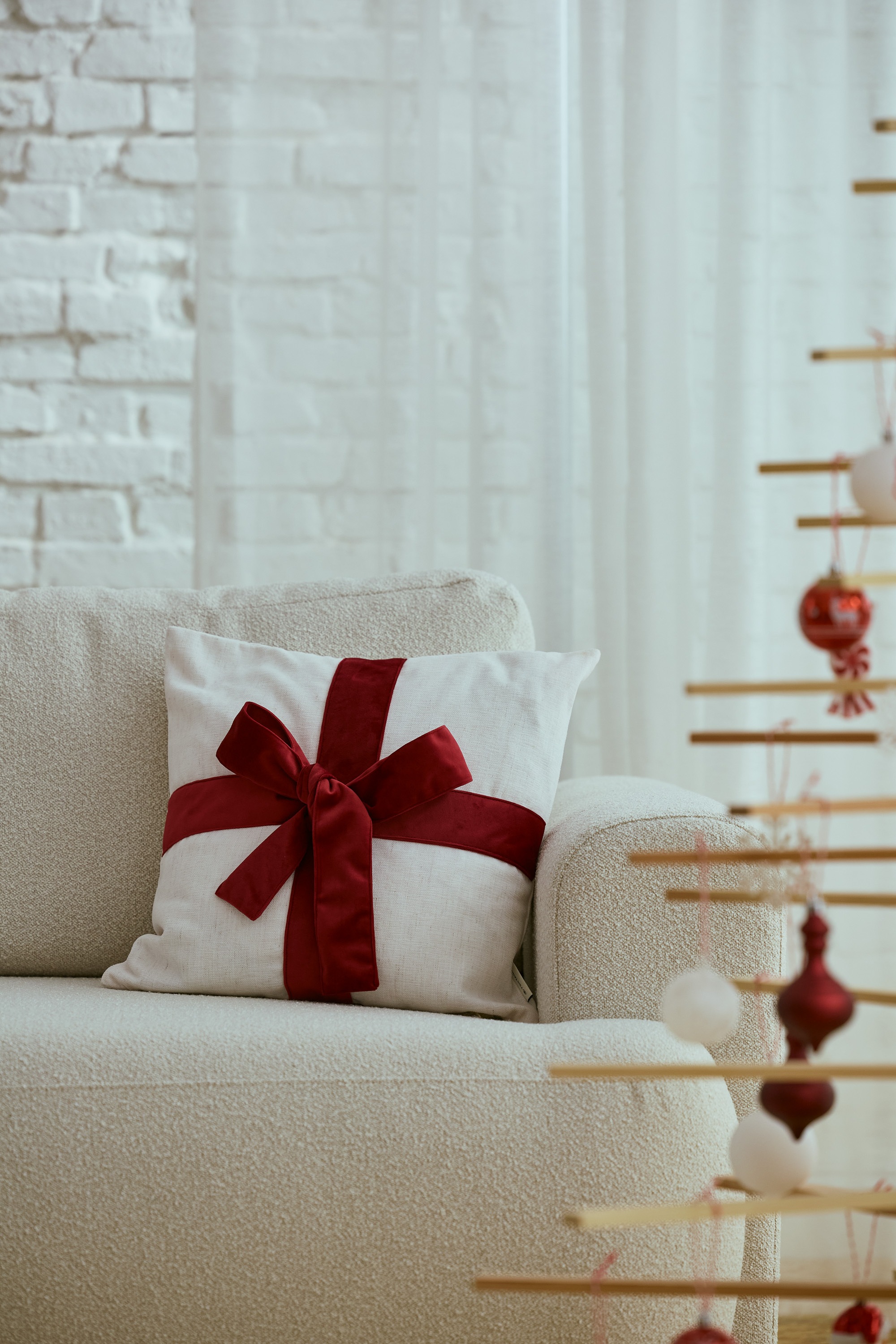 TOM TAILOR HOME Dekokissen "Present" mit aufgesetzter Geschenkschleife günstig online kaufen