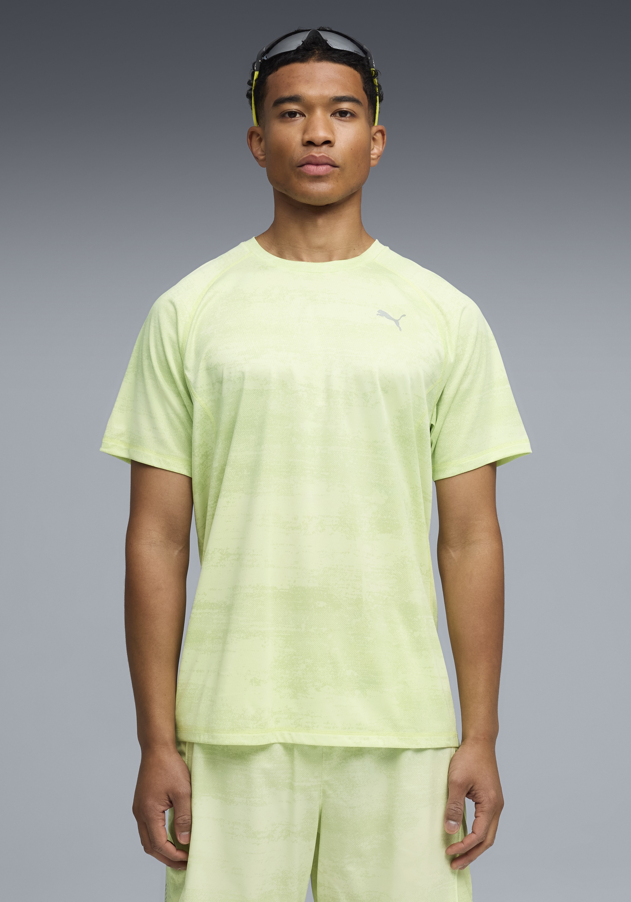 PUMA Herren Laufshirt "M RUN VELOCITY AOP TEE"apple spritz, Gr. S, bedruckt, Web, Obermaterial: 100% Polyester, Shirts, Slim Fit Passform,