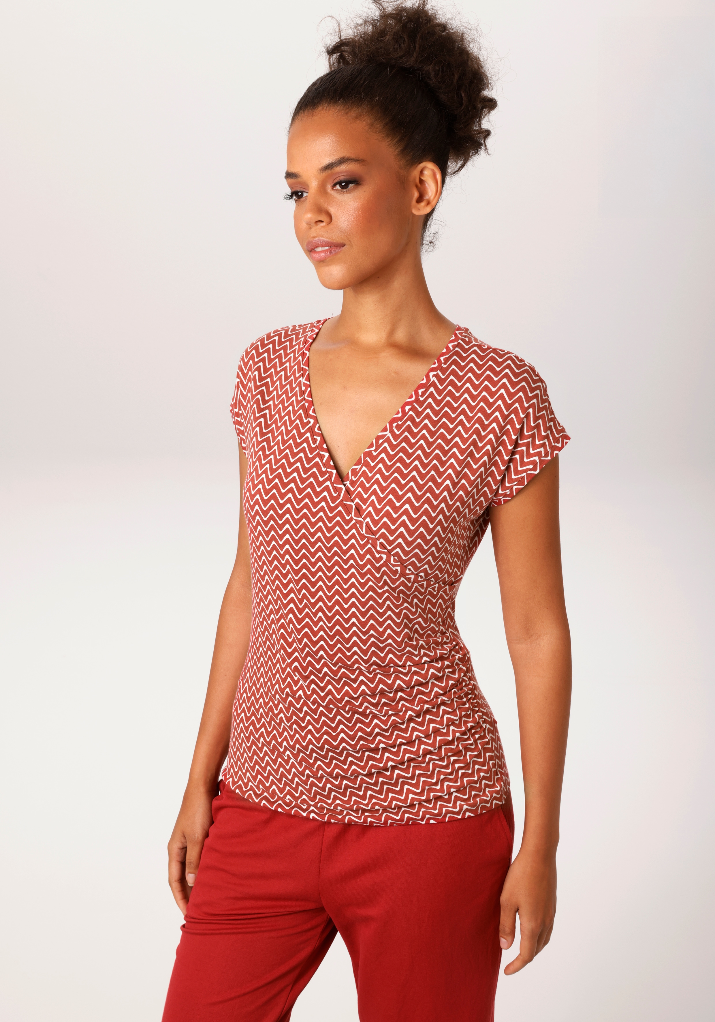 Aniston CASUAL T-Shirt im fantasievollem Zick-Zack-Muster