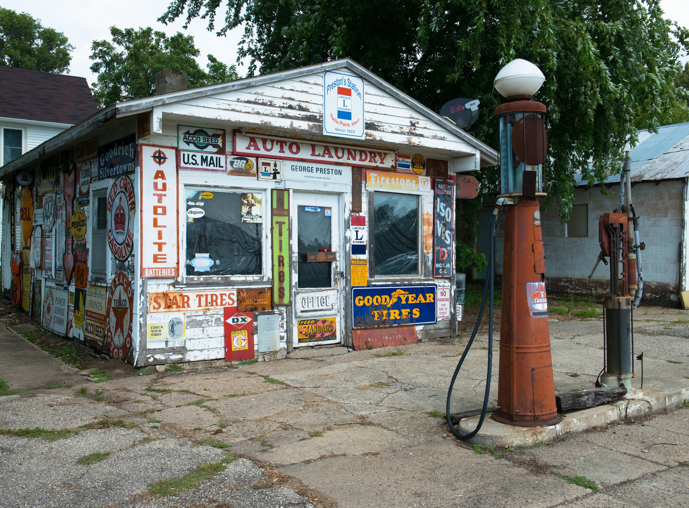 Papermoon Fototapete "Old Vintage Retro Gas Station" glatt