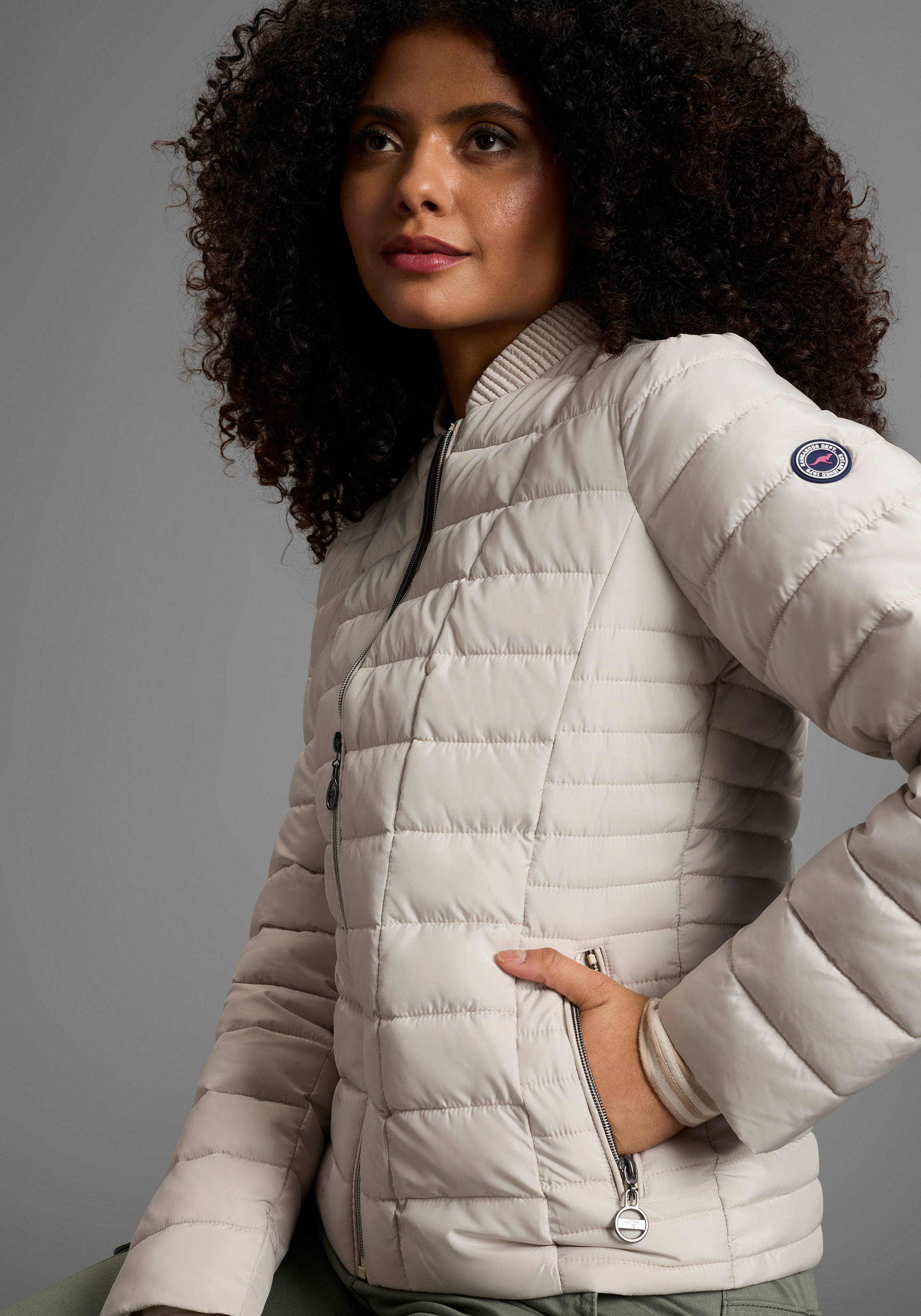 Thumbnail - KangaROOS Steppjacke Übergangsjacke, figurbetonter Schnitt, hüftlange Passform