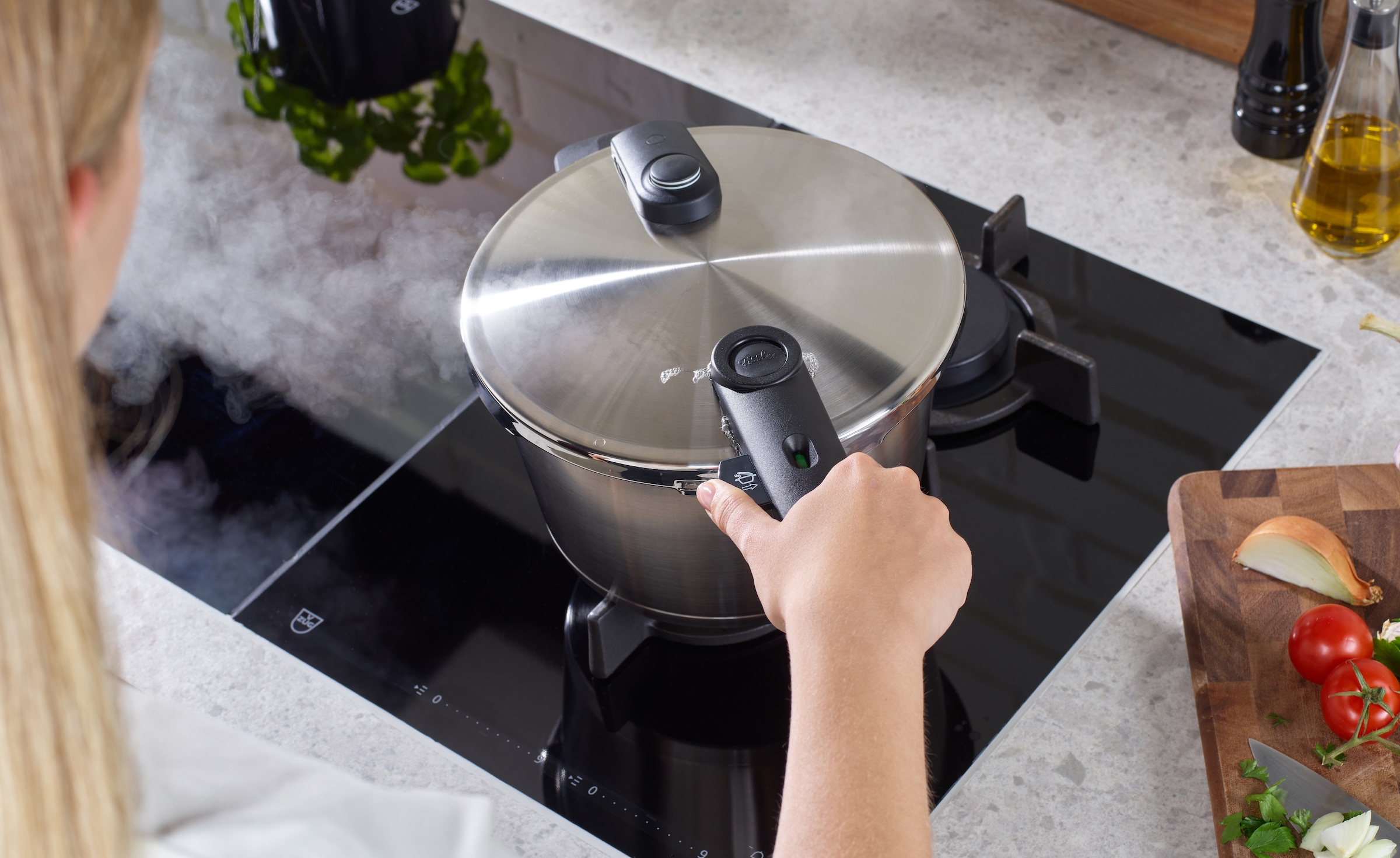 Fissler Schnellkochtopf »Vitaquick® Premium«, Edelstahl 18/10, (3 tlg., 1 Schnellkochtopf 2,5 L, 1 Metalldeckel, 1 Dünsteinsatz), Made in Germany, mit gelochtem Einsatz