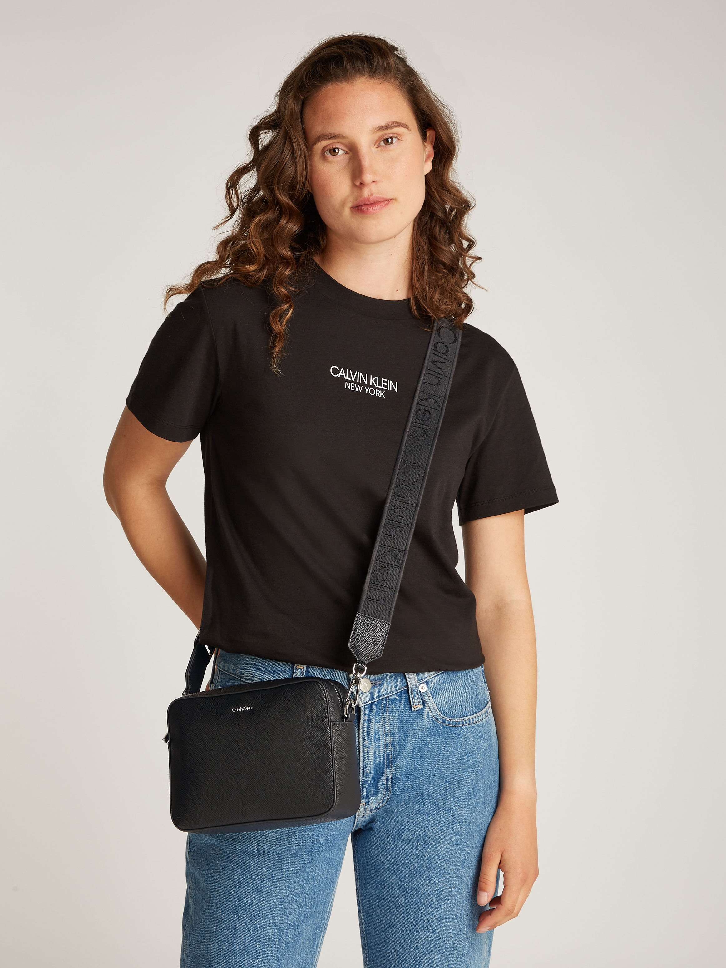 Calvin Klein Umhängetasche »CK MUST SMALL CAMERA BAG_CAVIAR«, Crossbody, Schultertasche mit abnehmbarem Trageriemen