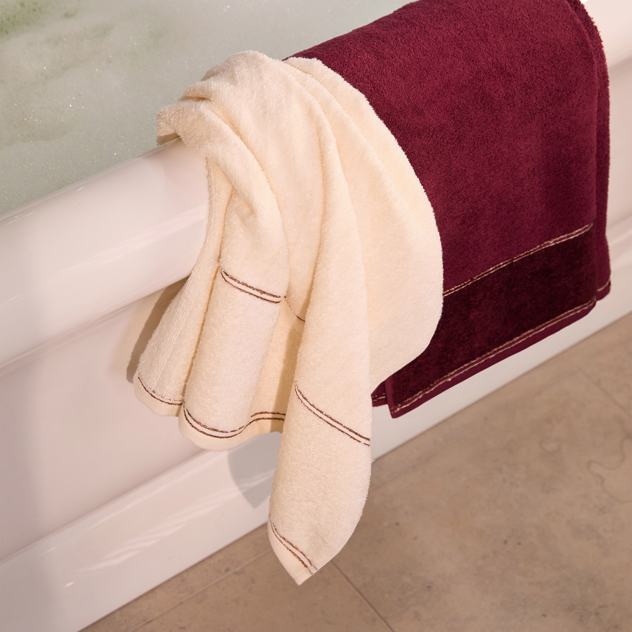 Möve Handtuch »Vibrant Opulence Uni« aus Baumwolle und Lyocell gefertigt