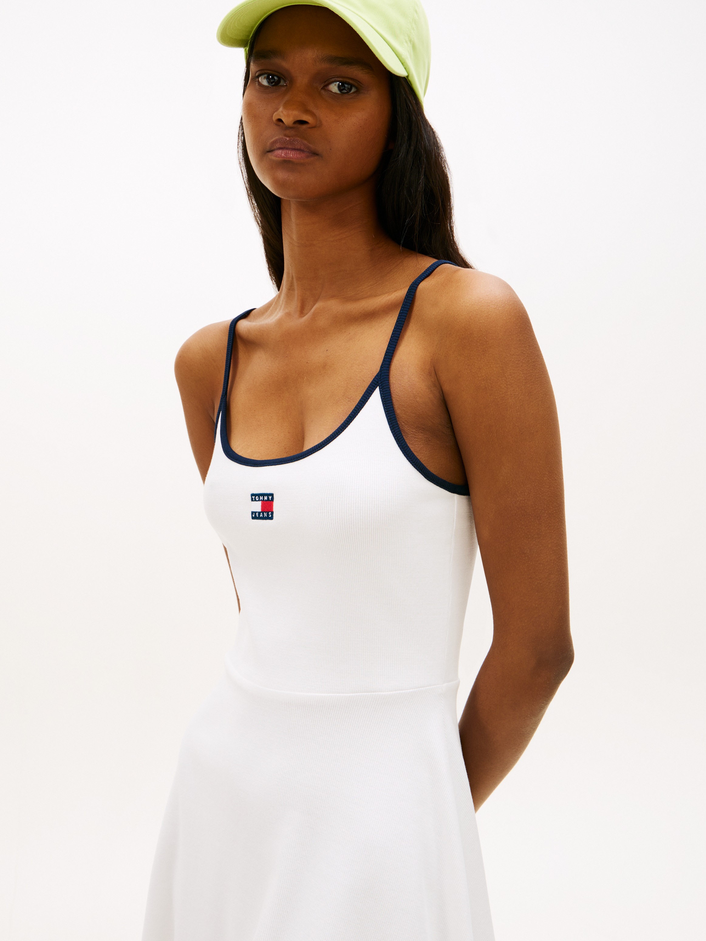 Tommy Jeans Spaghettikleid »TJW F&F STRAPPY BADGE DRESS« Fit and Flare, gerippt, mit Kontrastdetails
