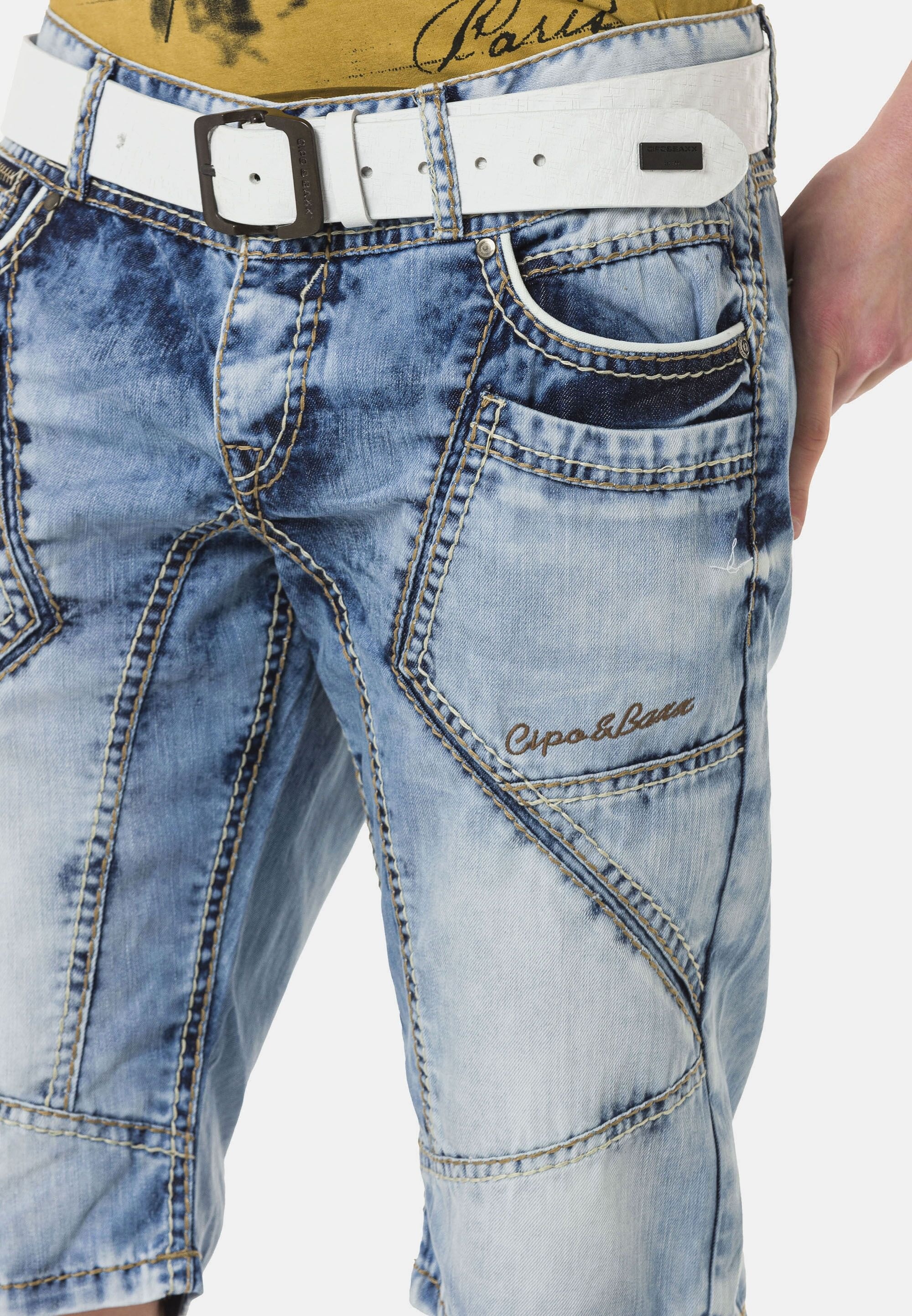 Cipo & Baxx Jeansbermudas »Capri-Shorts«, mit auffälligen Ziernähten