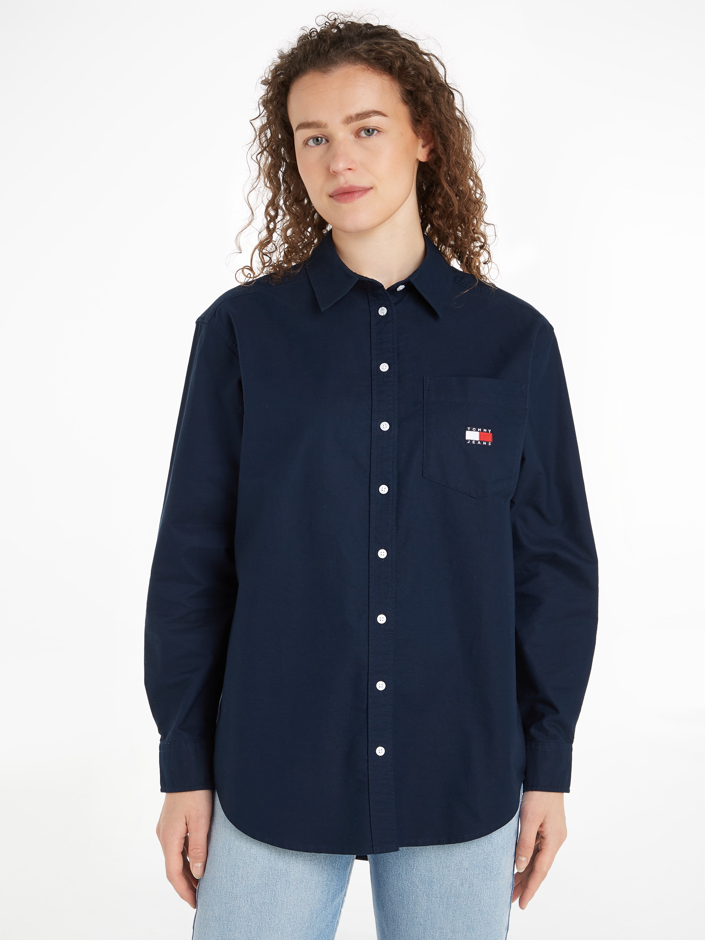 Tommy Jeans Blusentop "TJW BADGE BOYFRIEND", mit Tommy Jeans Logo-Badge