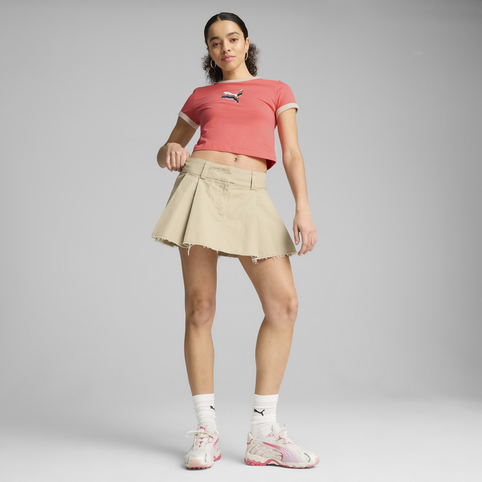 PUMA T-Shirt »EQUAL LOVE CONFEDERATION Kurzes figurbetontes T-Shirt mit Grafik«