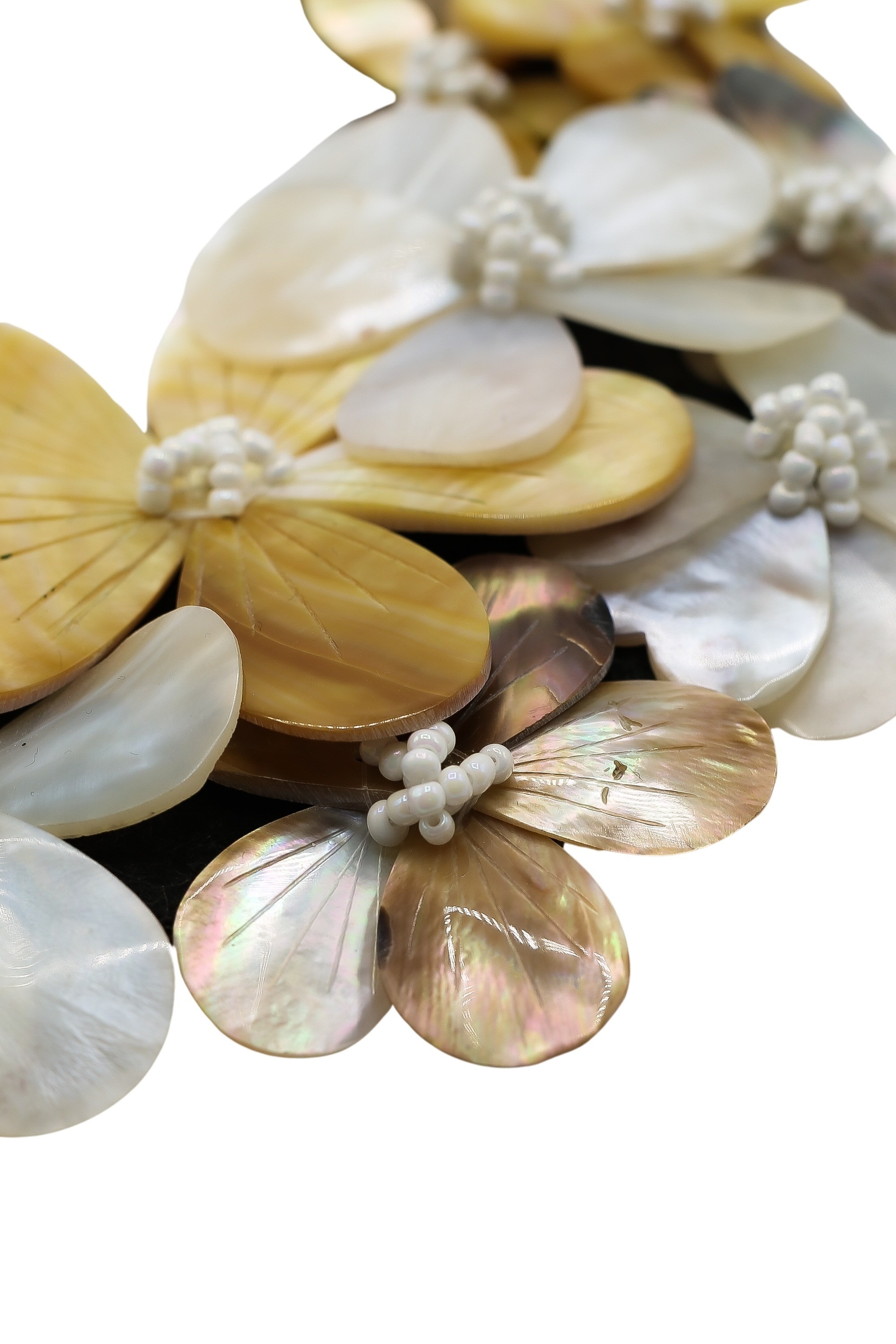 COLLEZIONE ALESSANDRO Kette mit Anhänger »Cemile«, Blüten aus verschiedenen Muscheln gefertigt