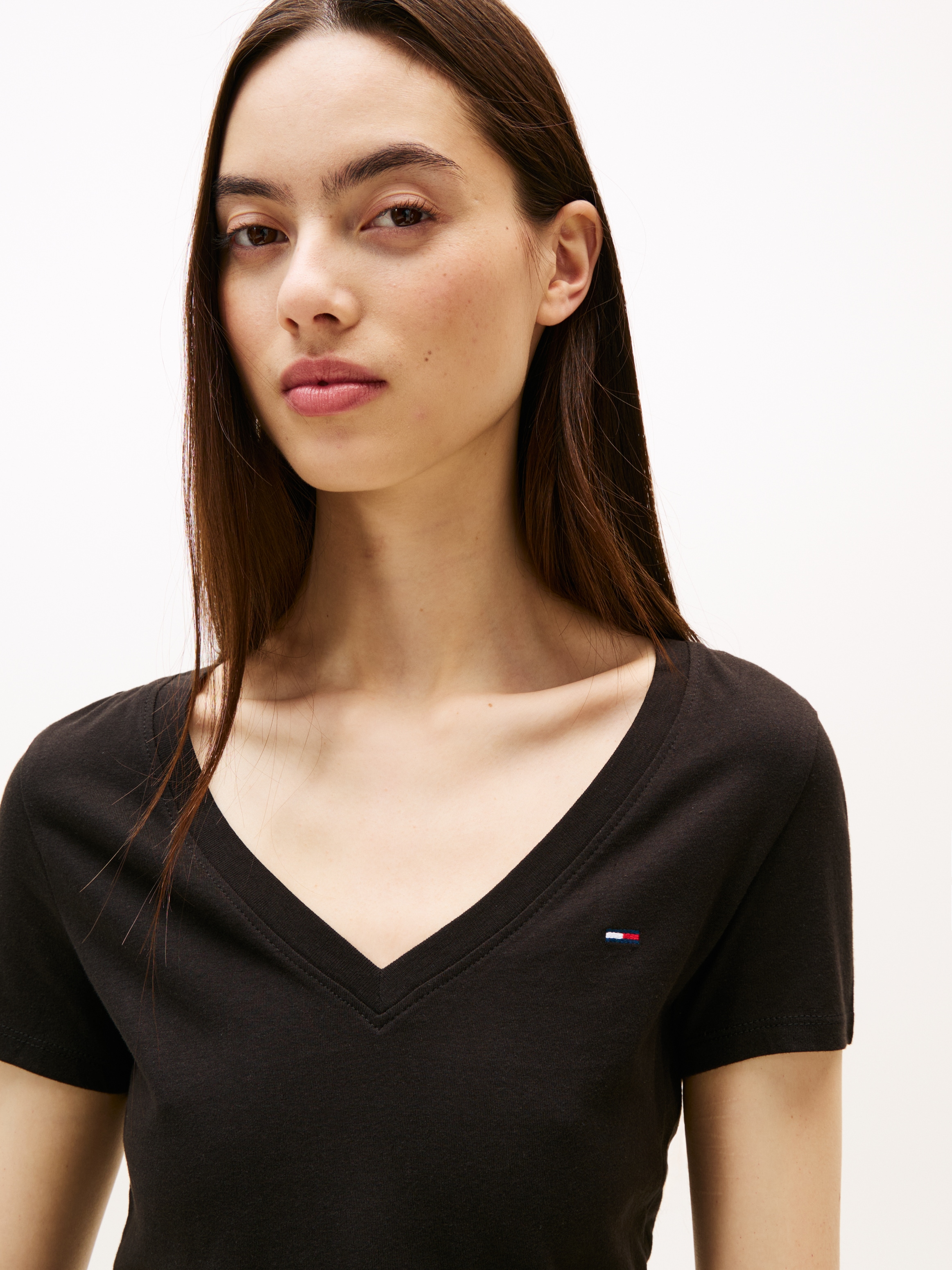 Tommy Jeans T-Shirt »TJW 2PACK V-NECK TEE«, (Packung, 2 tlg., 2-er Pack), mit Logostickerei