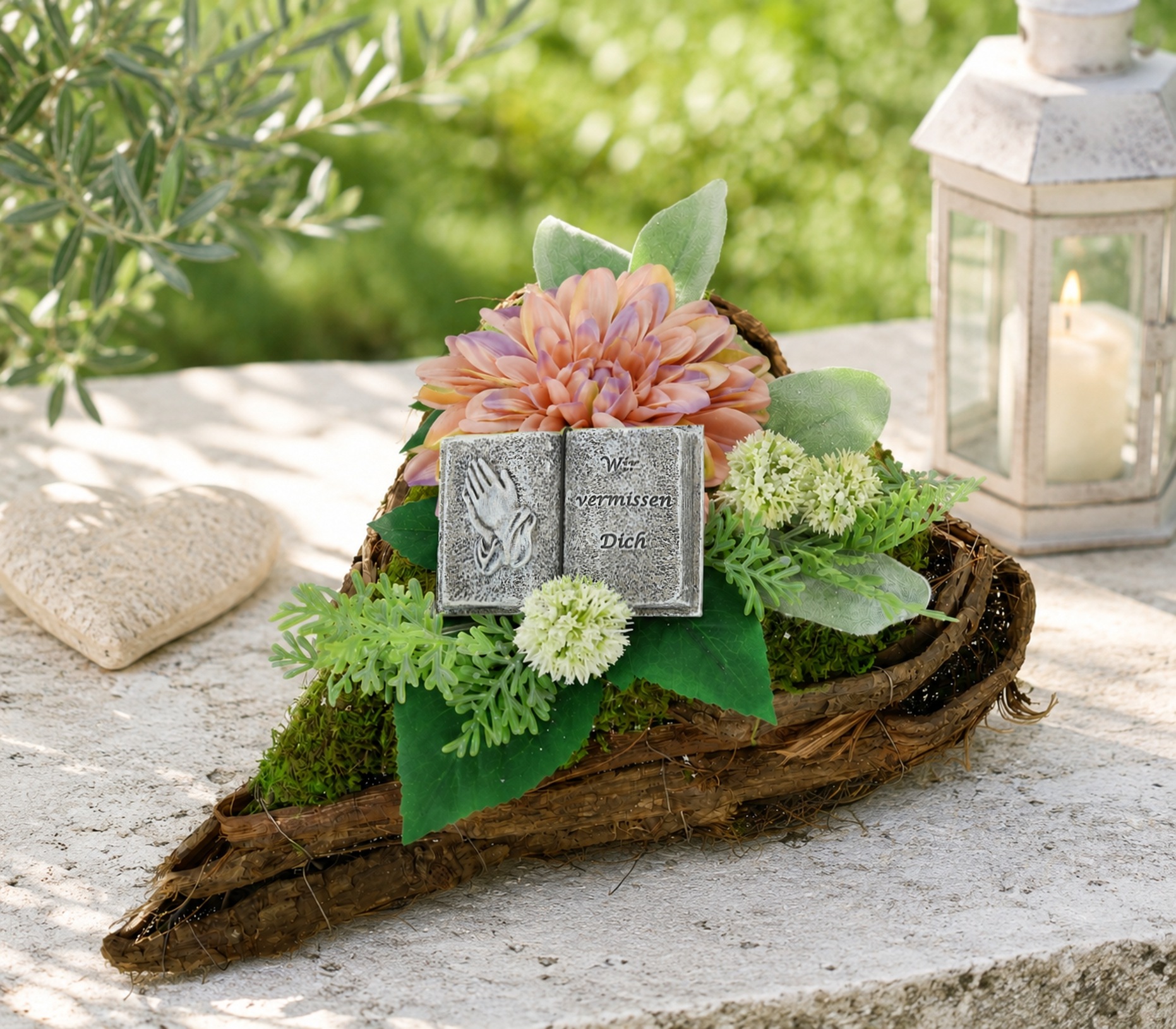 OTTO home Kunstblume »Gesteck mit Dahlie und Allium im Pflanz-Herz« Dekoratives Herzgesteck mit Buchfigur und Blütenarrangement