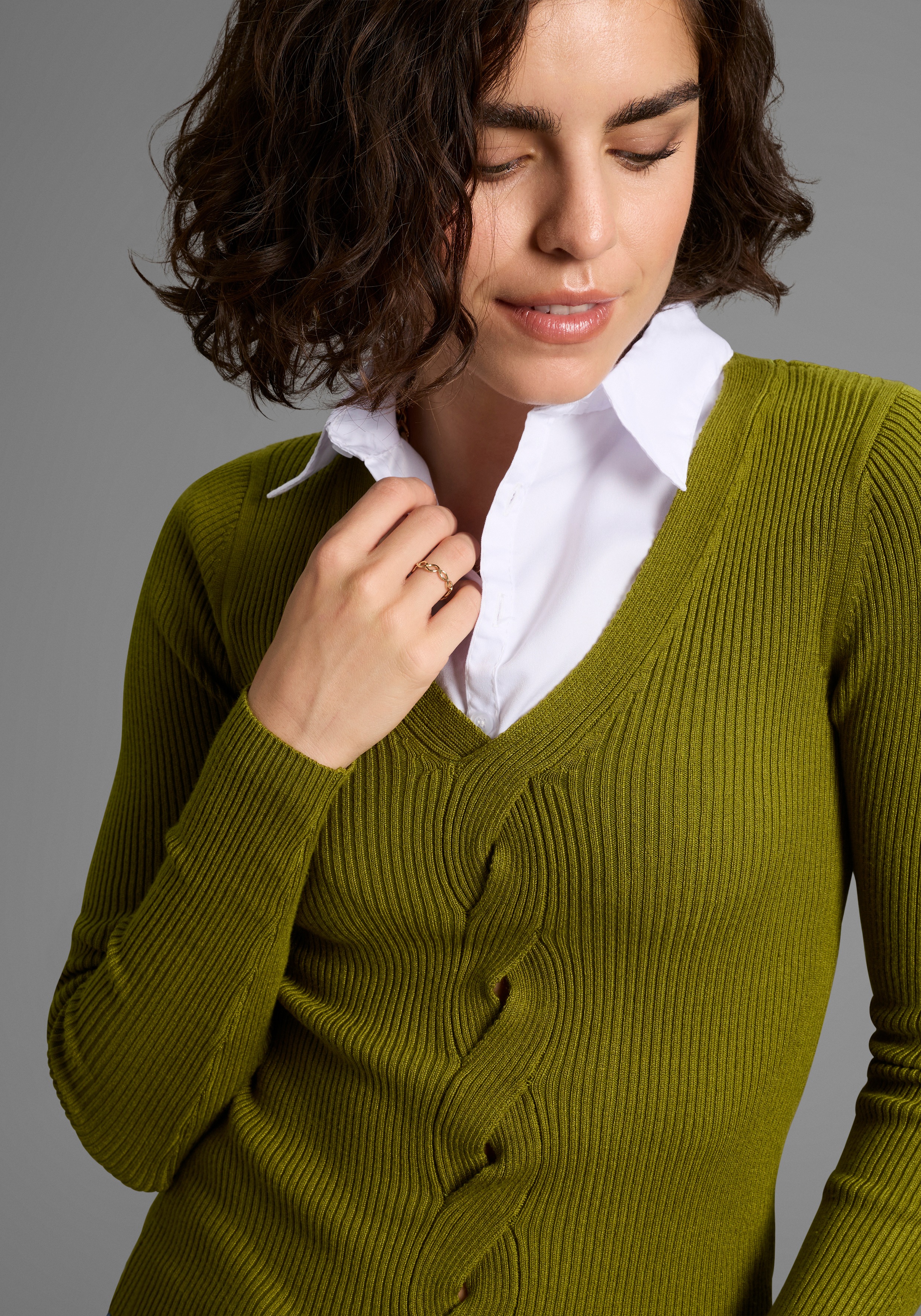 Thumbnail - Laura Scott V-Ausschnitt-Pullover Feinstrickpullover mit spannendem Zopfmuster